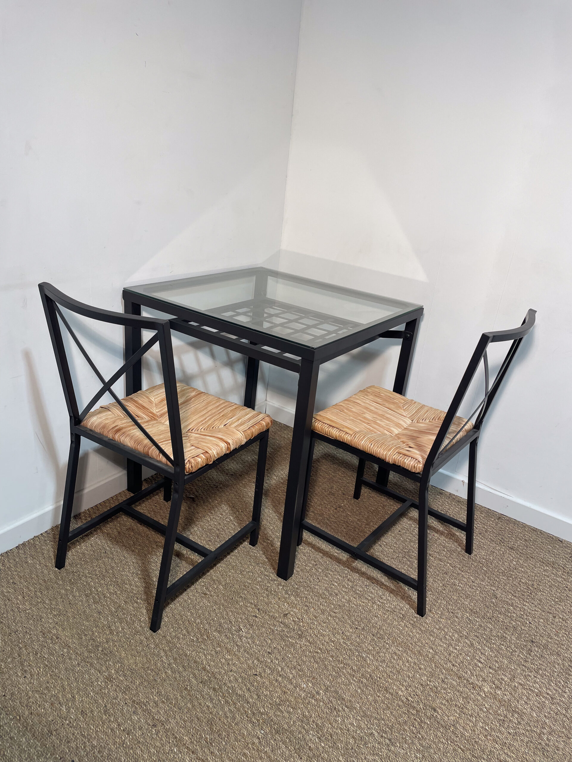 Table carrée en métal noir et verre