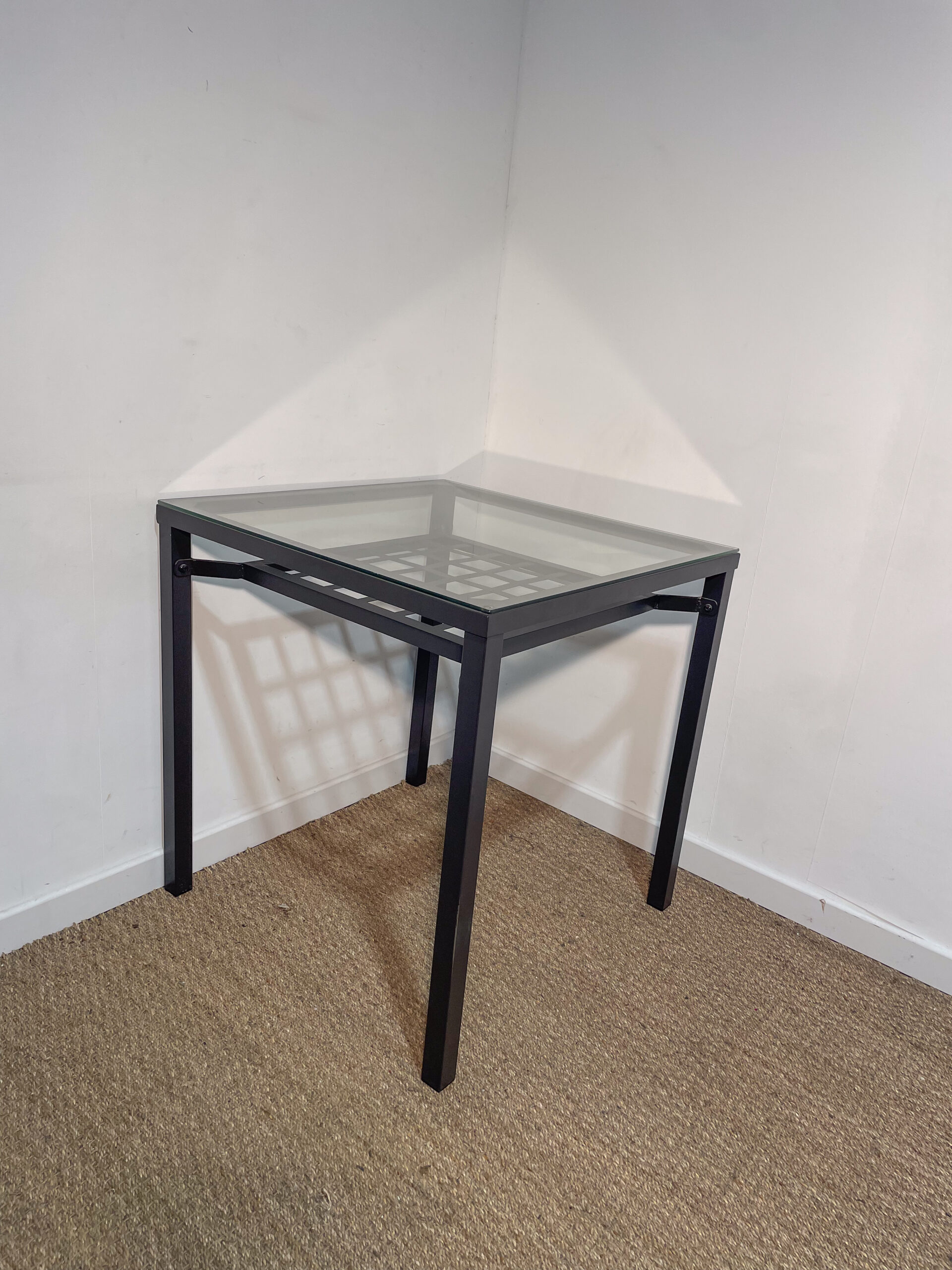 Table carrée en métal noir et verre – Image 2