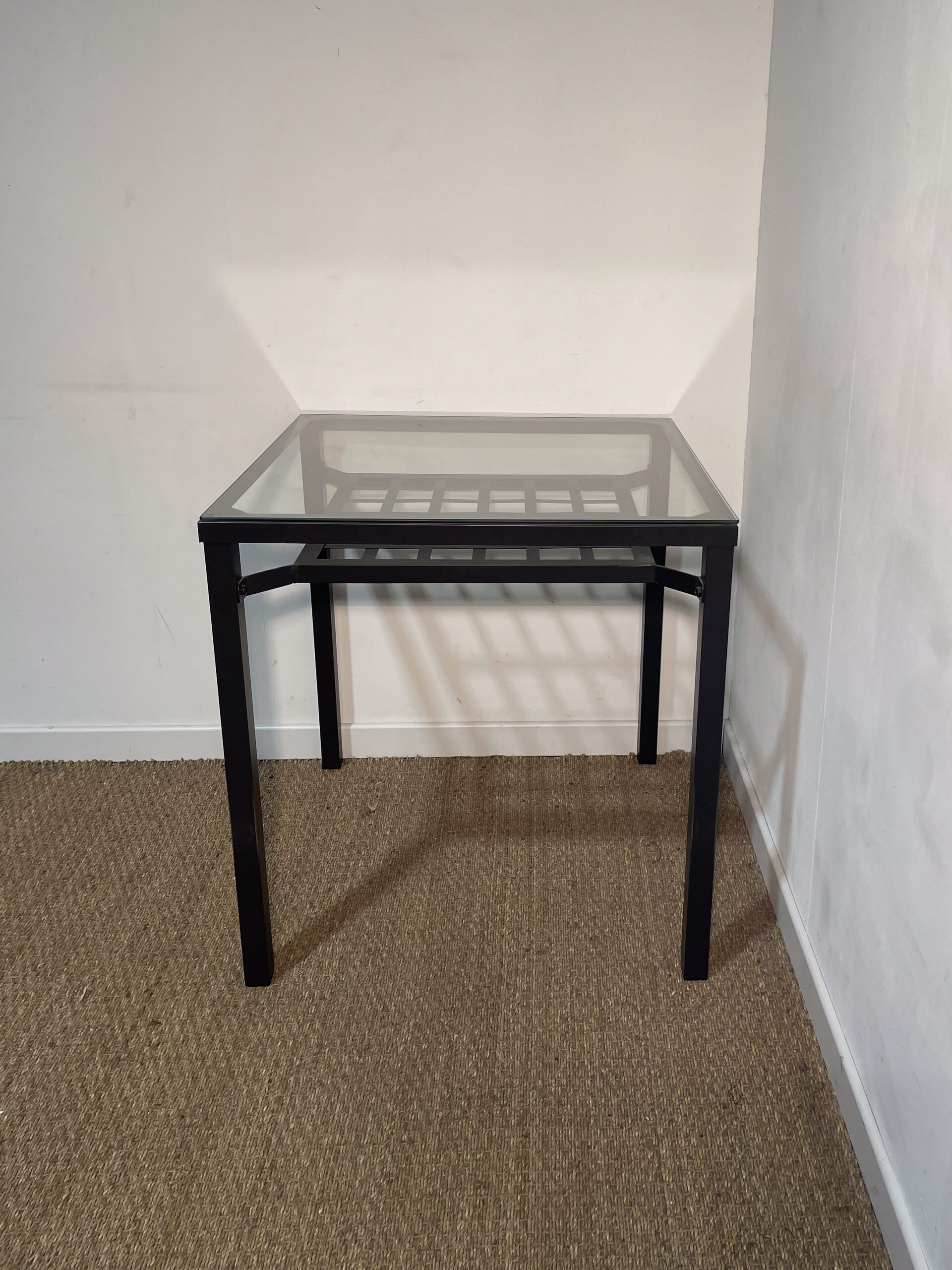 Table carrée en métal noir et verre – Image 3