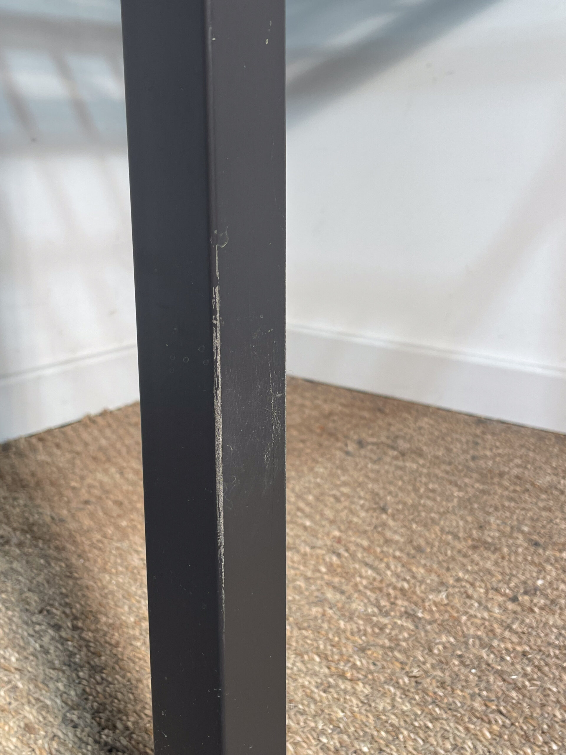 Table carrée en métal noir et verre – Image 4