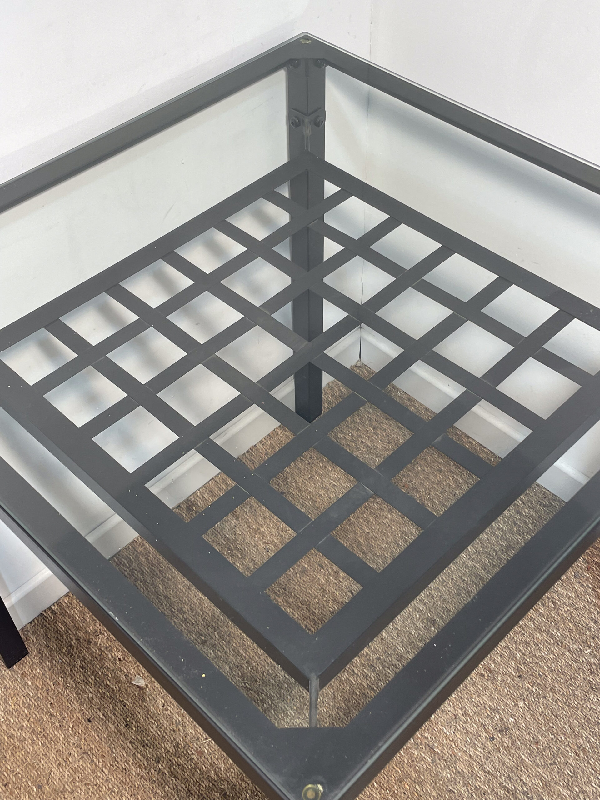 Table carrée en métal noir et verre – Image 5