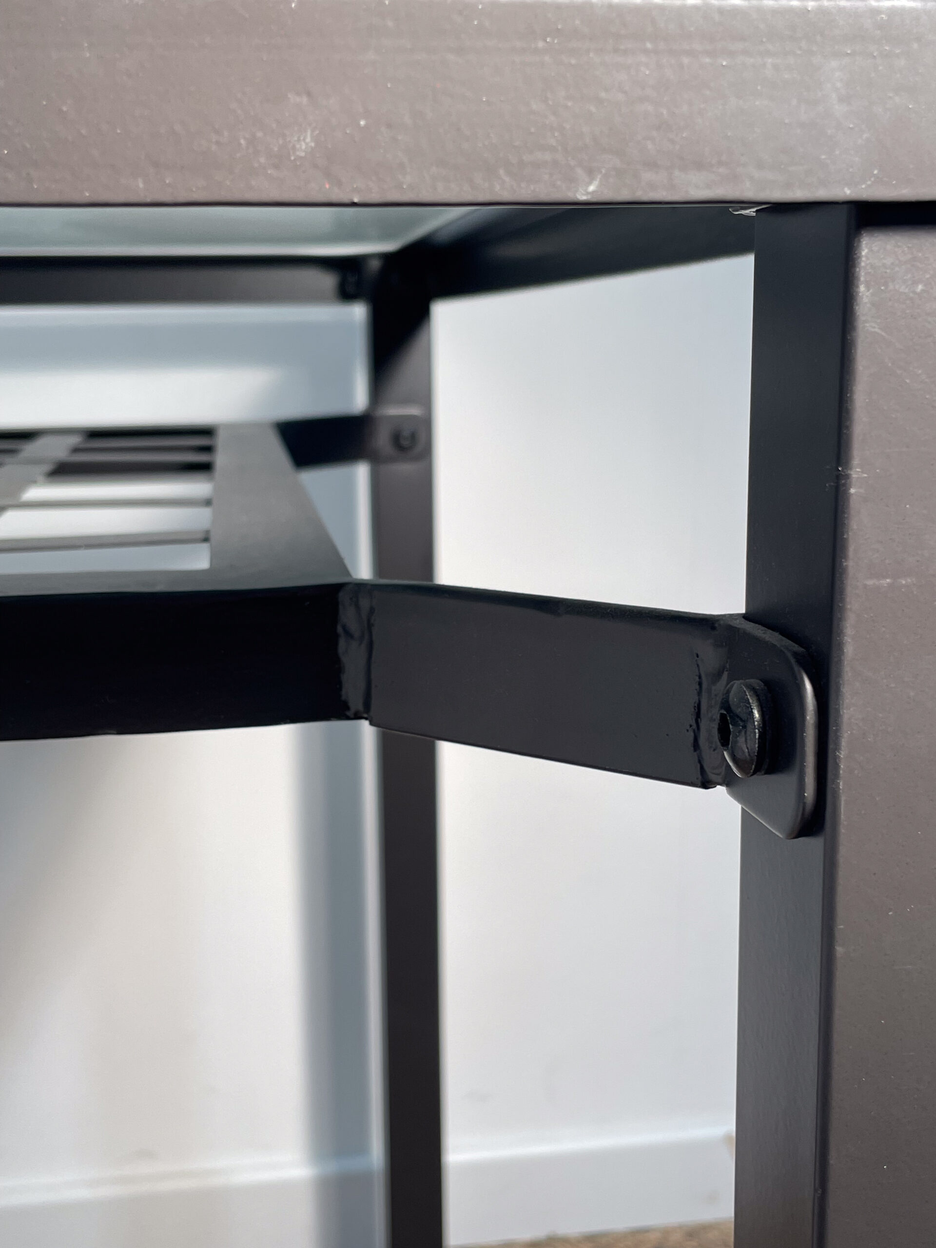 Table carrée en métal noir et verre – Image 6