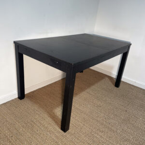Table noire en bois à rallonges