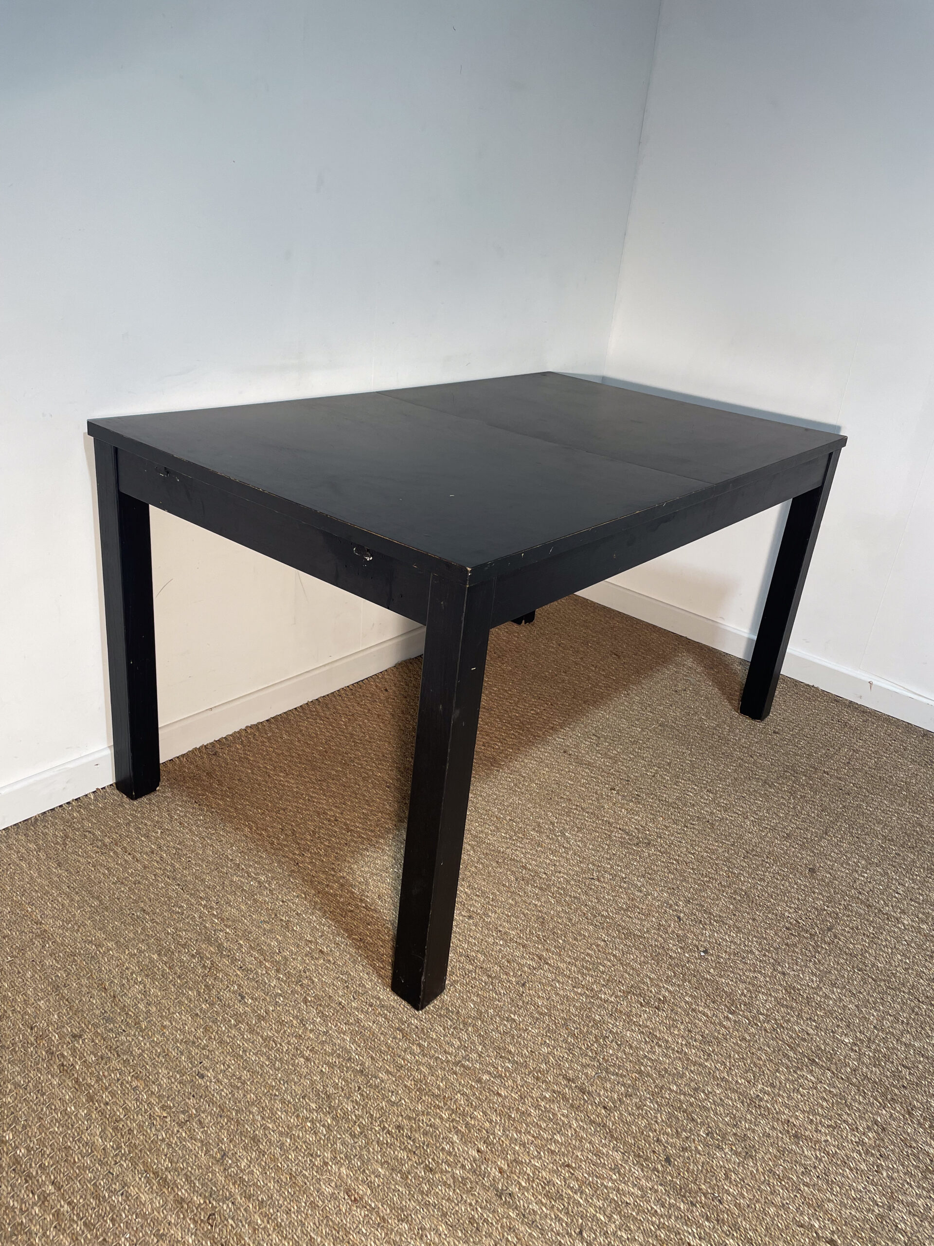 Table noire en bois à rallonges