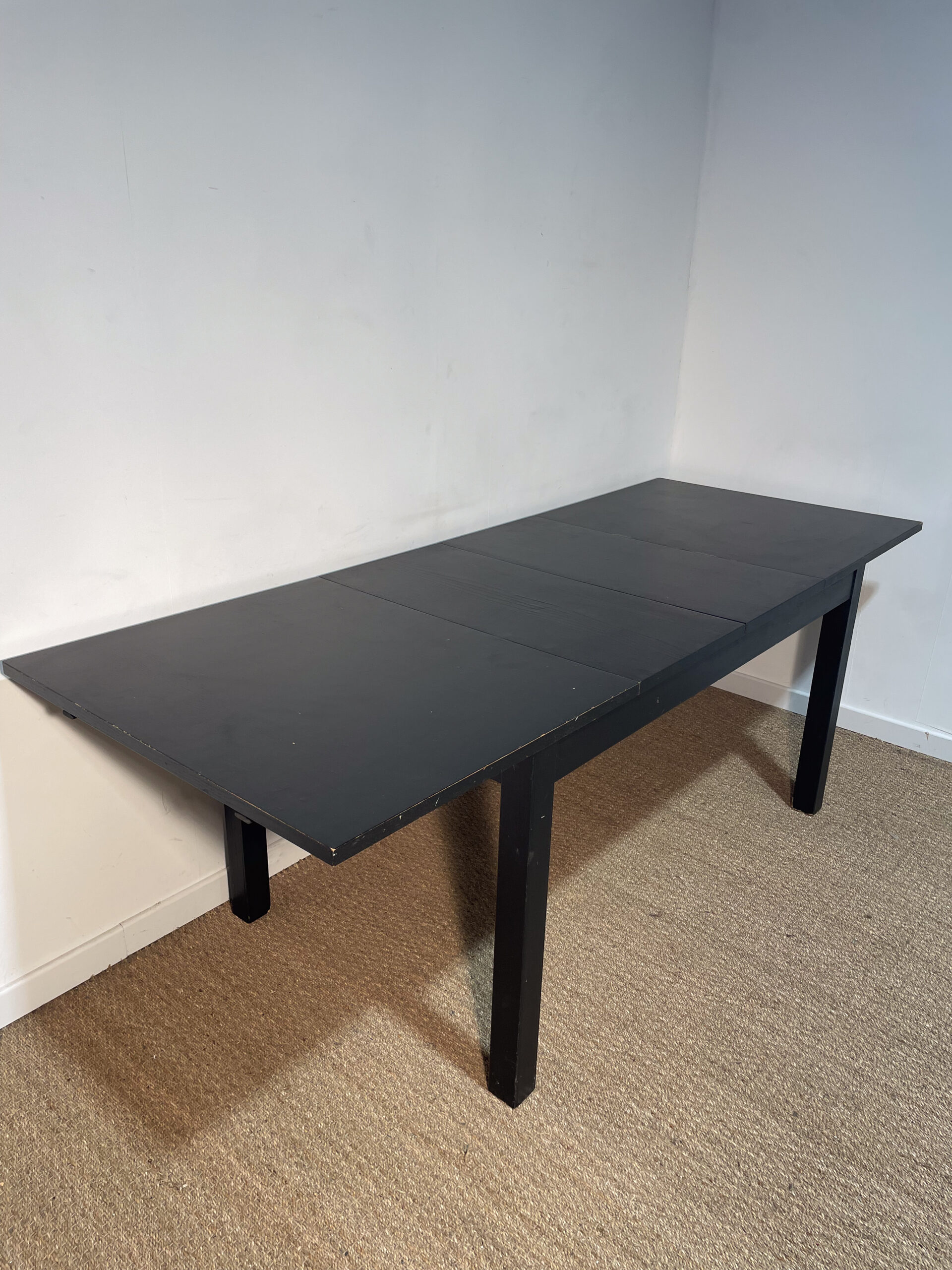 Table noire en bois à rallonges – Image 2