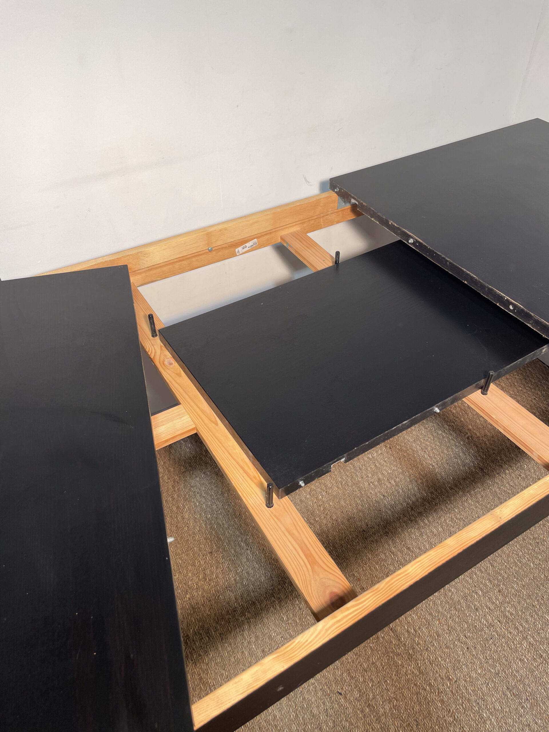 Table noire en bois à rallonges – Image 3