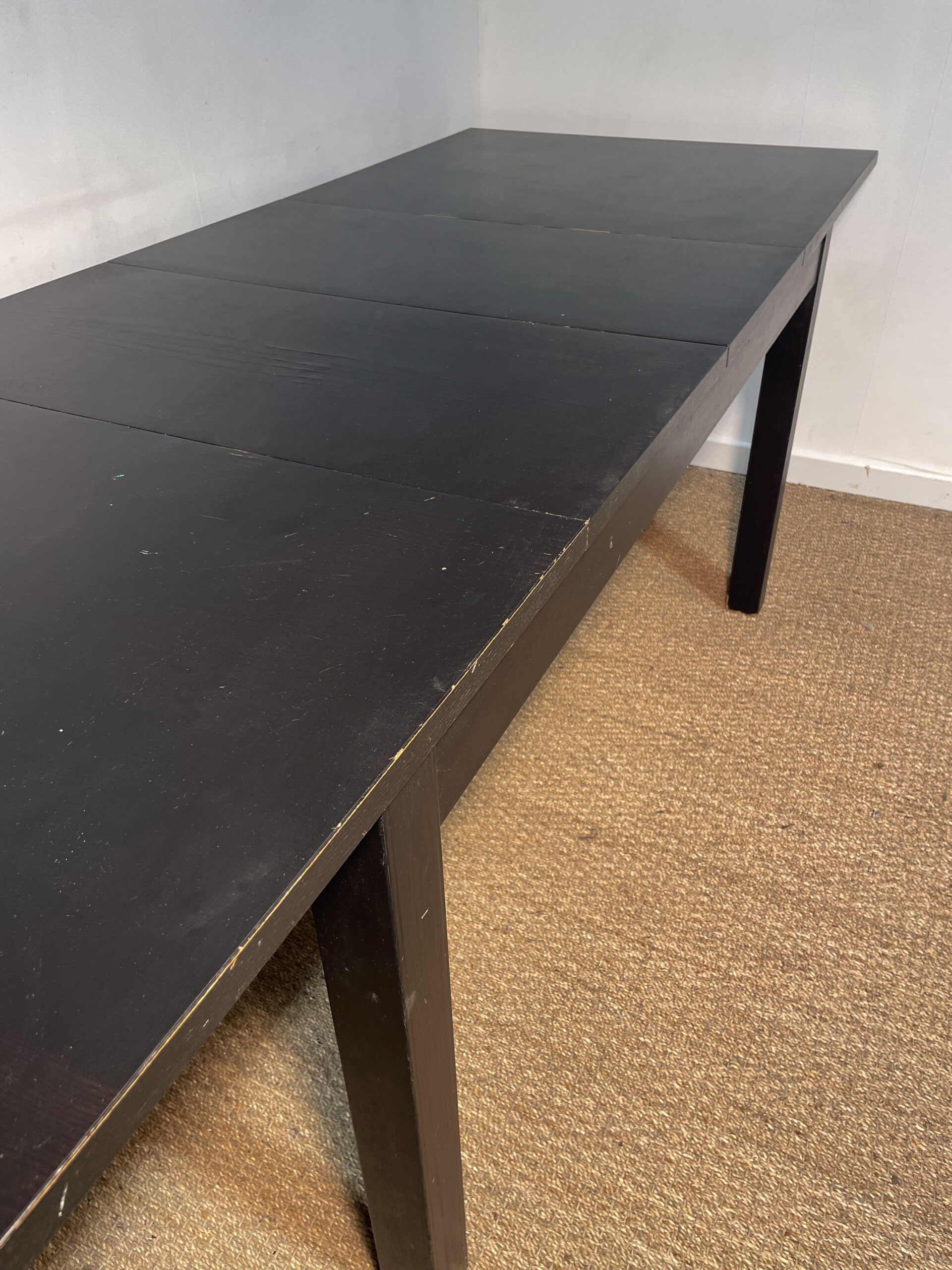 Table noire en bois à rallonges – Image 4