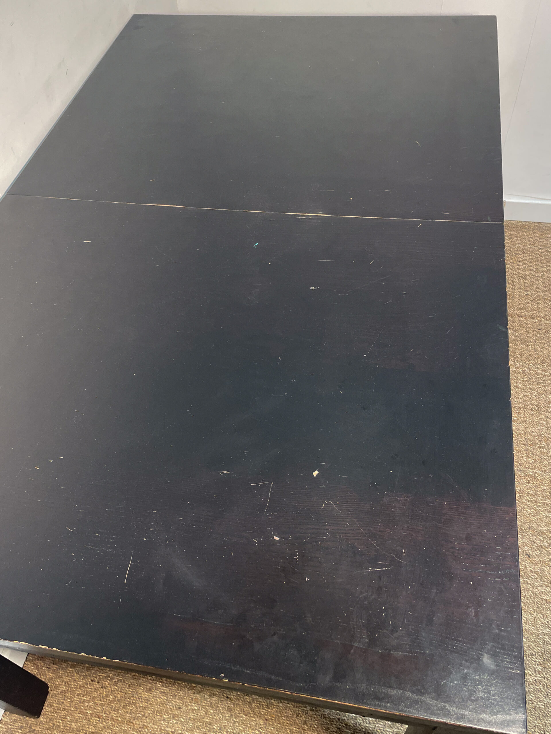 Table noire en bois à rallonges – Image 5