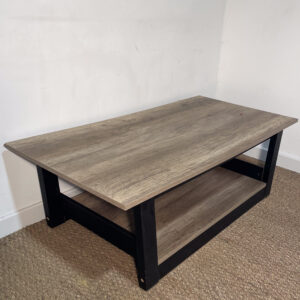 Table basse noire et bois