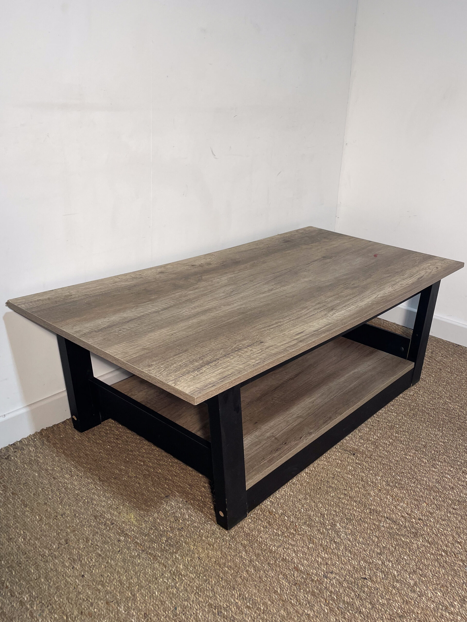 Table basse noire et bois