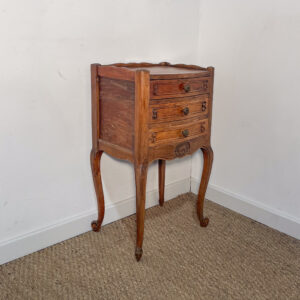 Petit chevet haut vintage à tiroirs