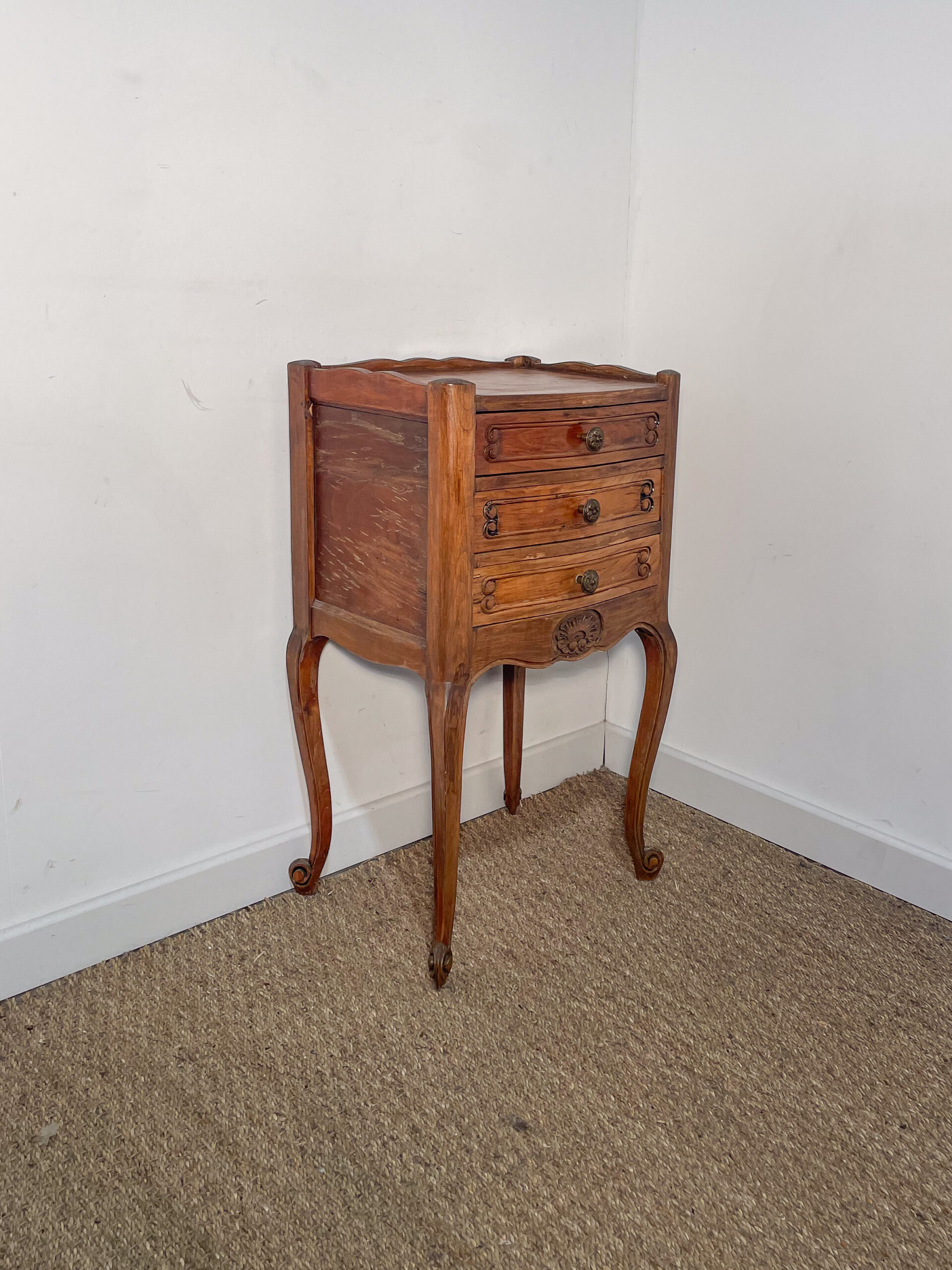 Petit chevet haut vintage à tiroirs