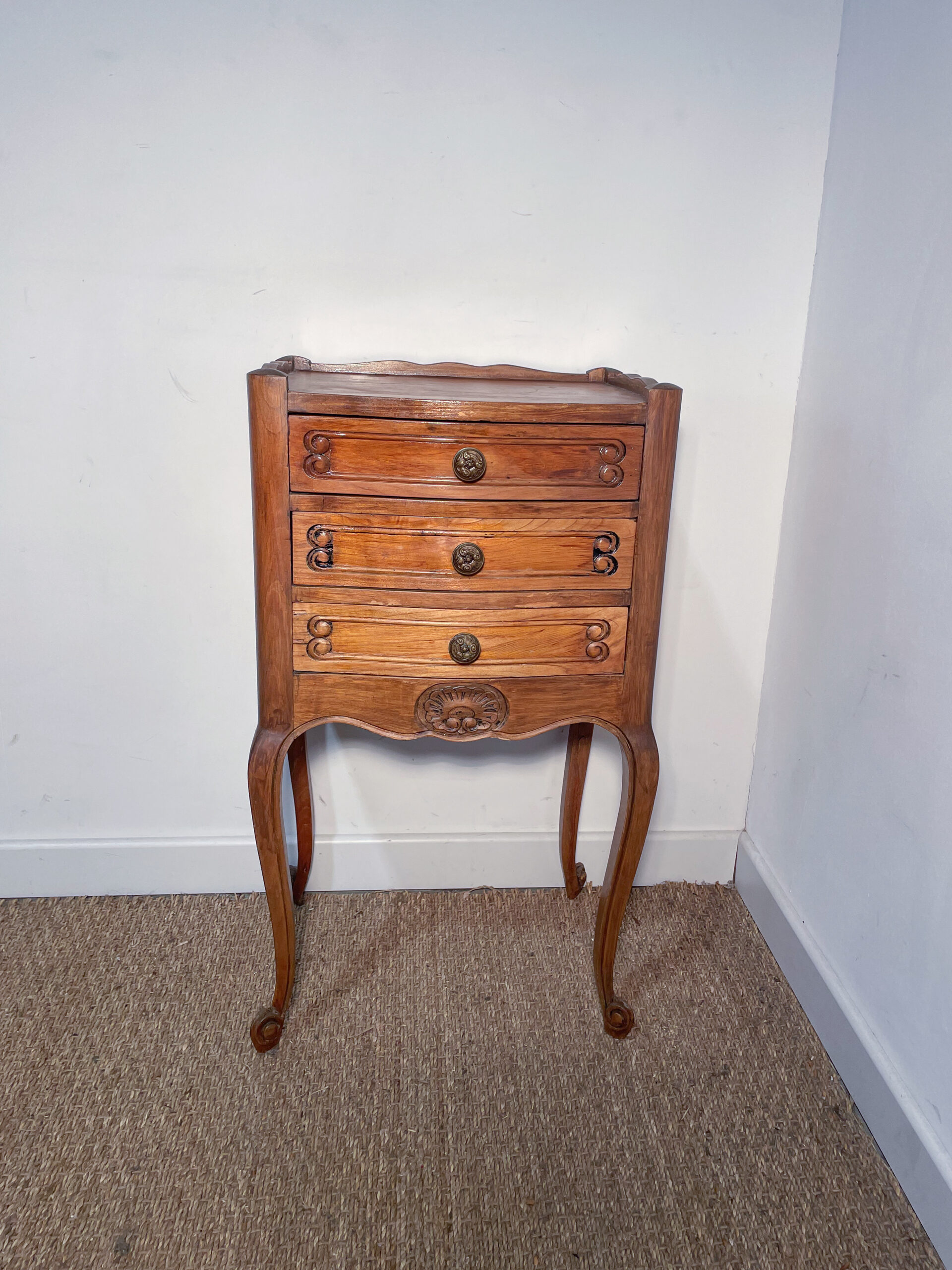 Petit chevet haut vintage à tiroirs – Image 2