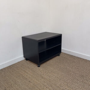 Table de chevet noire sur roulettes