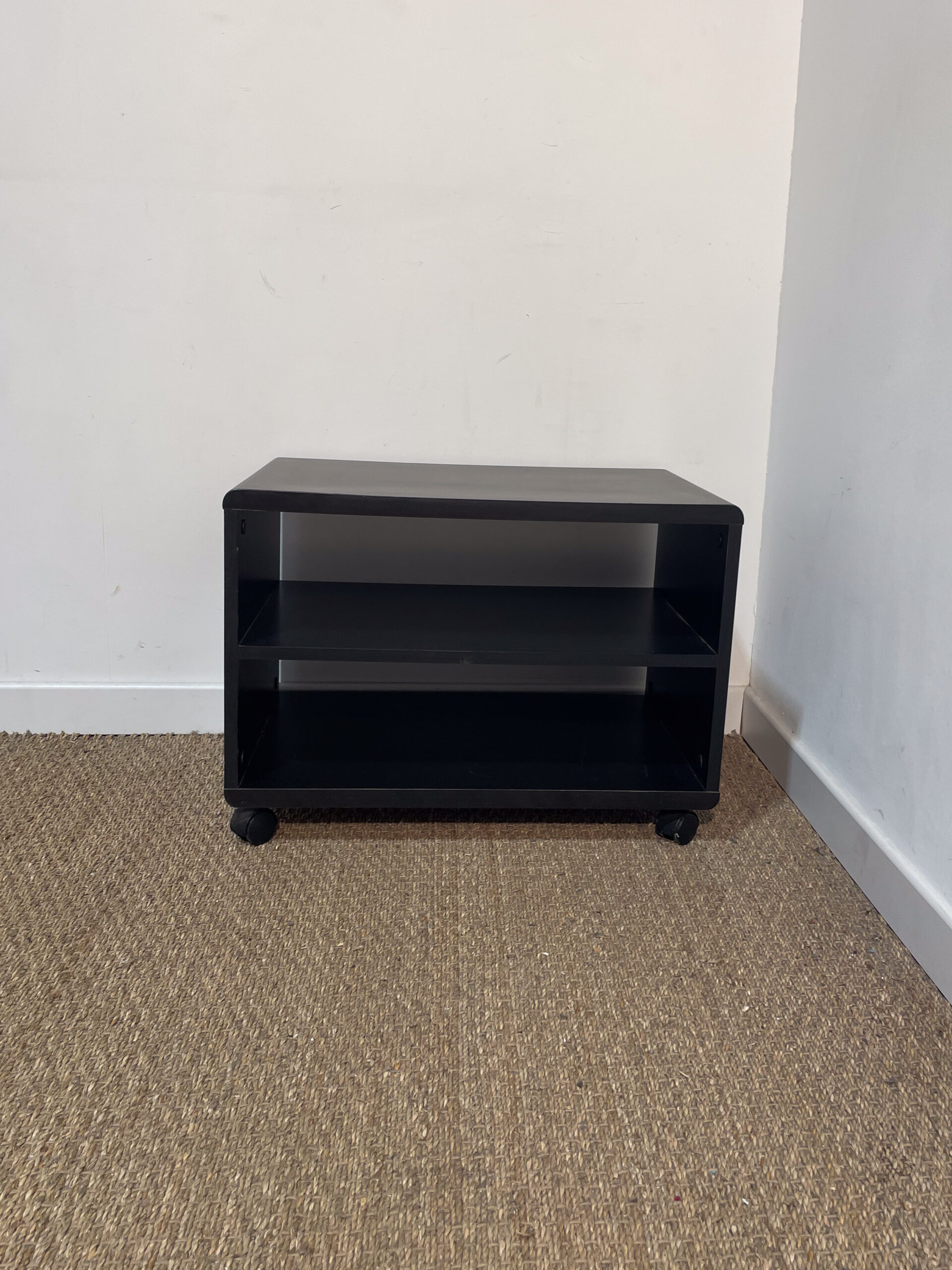 Table de chevet noire sur roulettes – Image 2