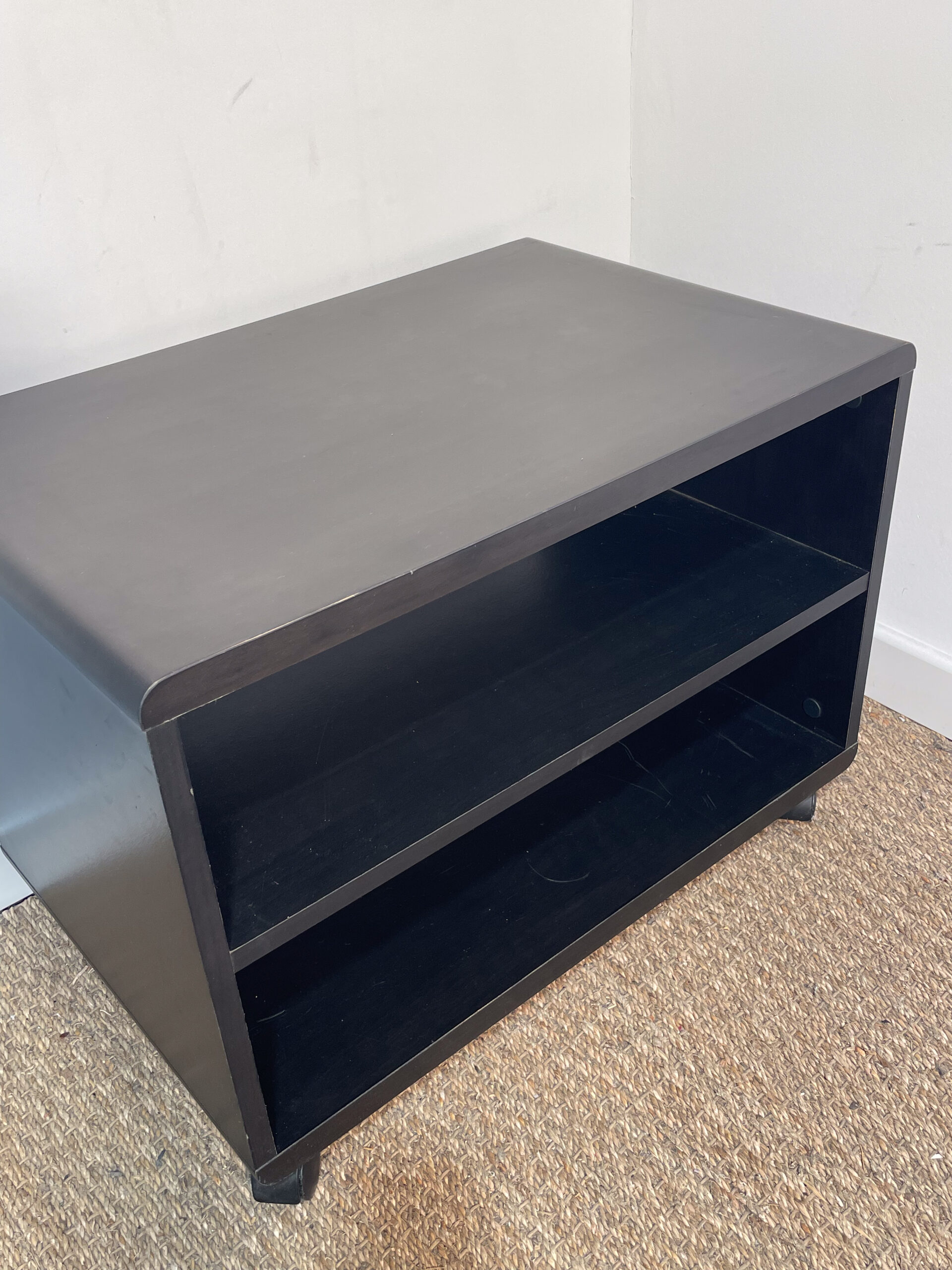 Table de chevet noire sur roulettes – Image 3