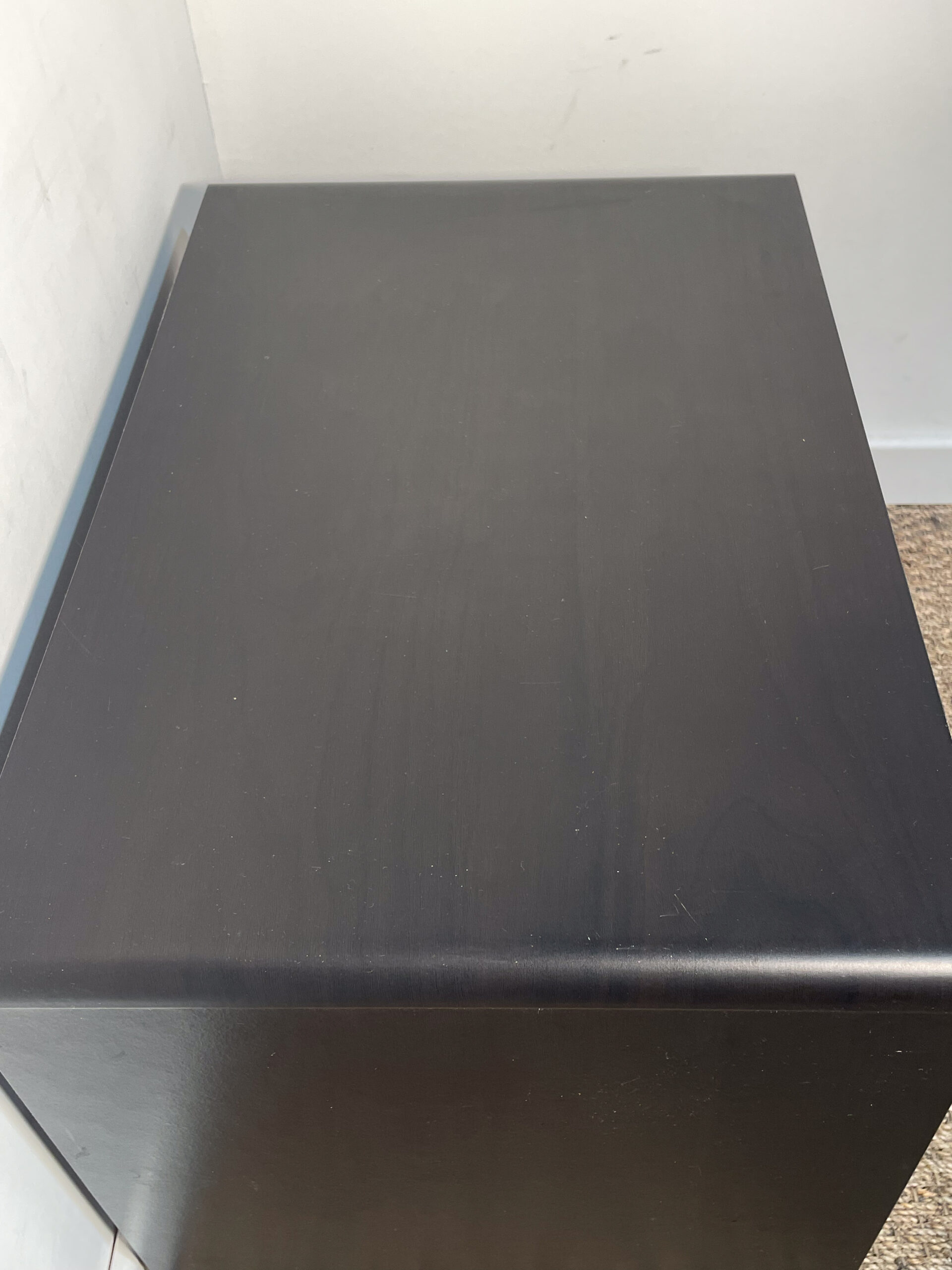 Table de chevet noire sur roulettes – Image 4