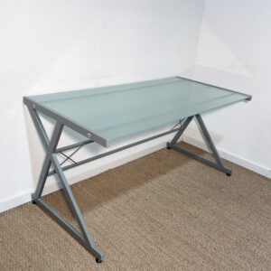 Grand bureau gris avec plateau en verre