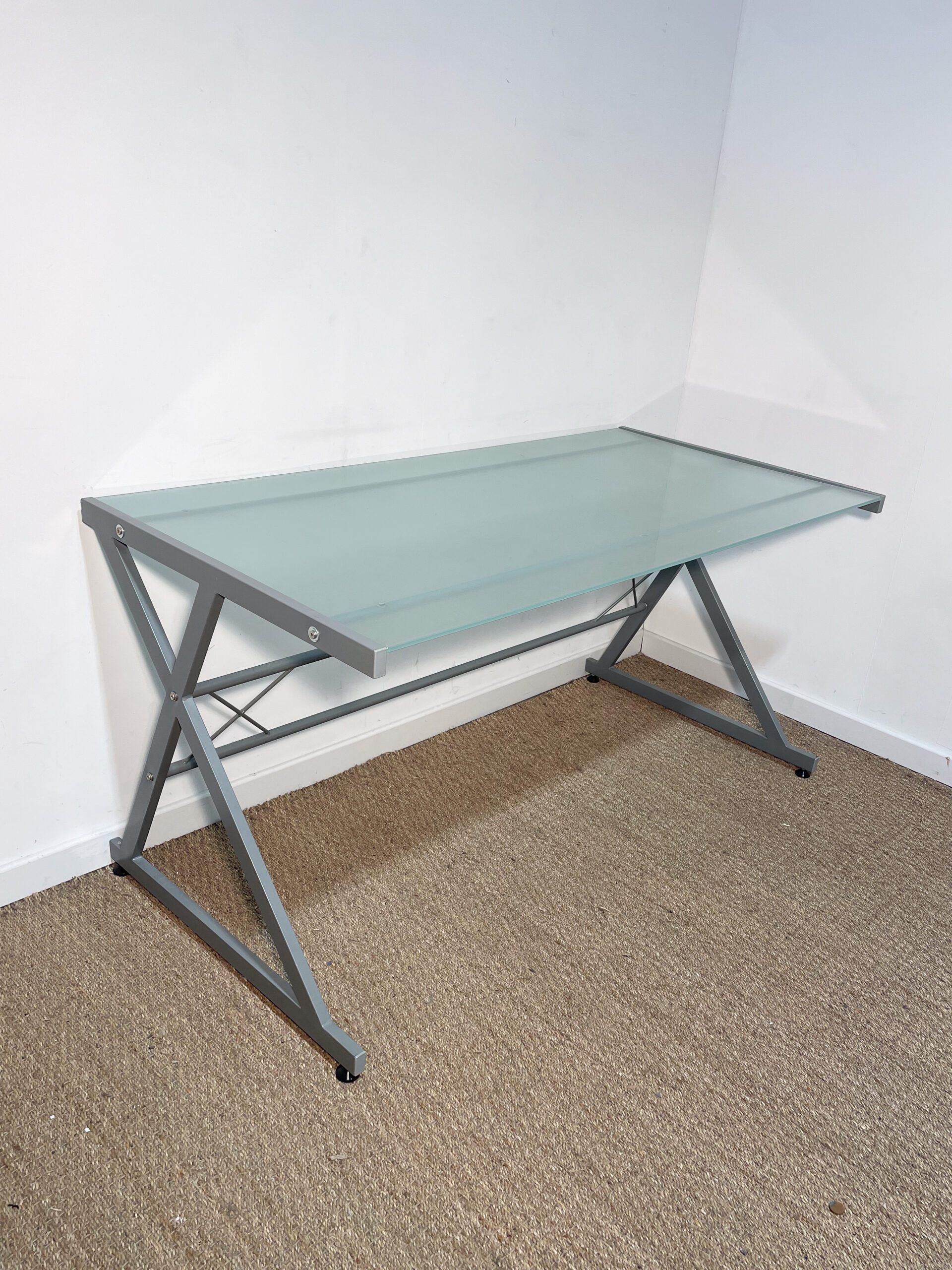 Grand bureau gris avec plateau en verre