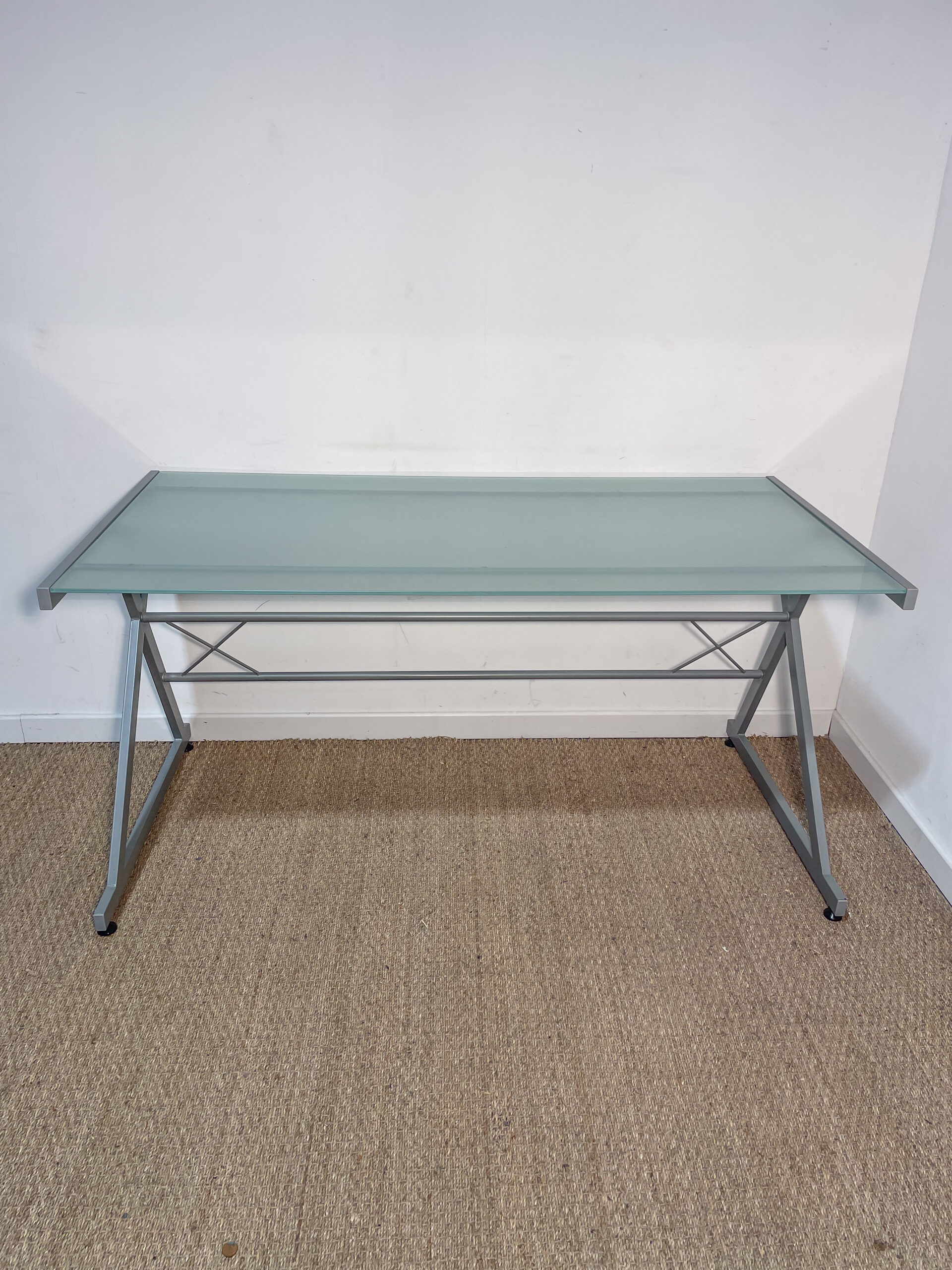 Grand bureau gris avec plateau en verre – Image 2