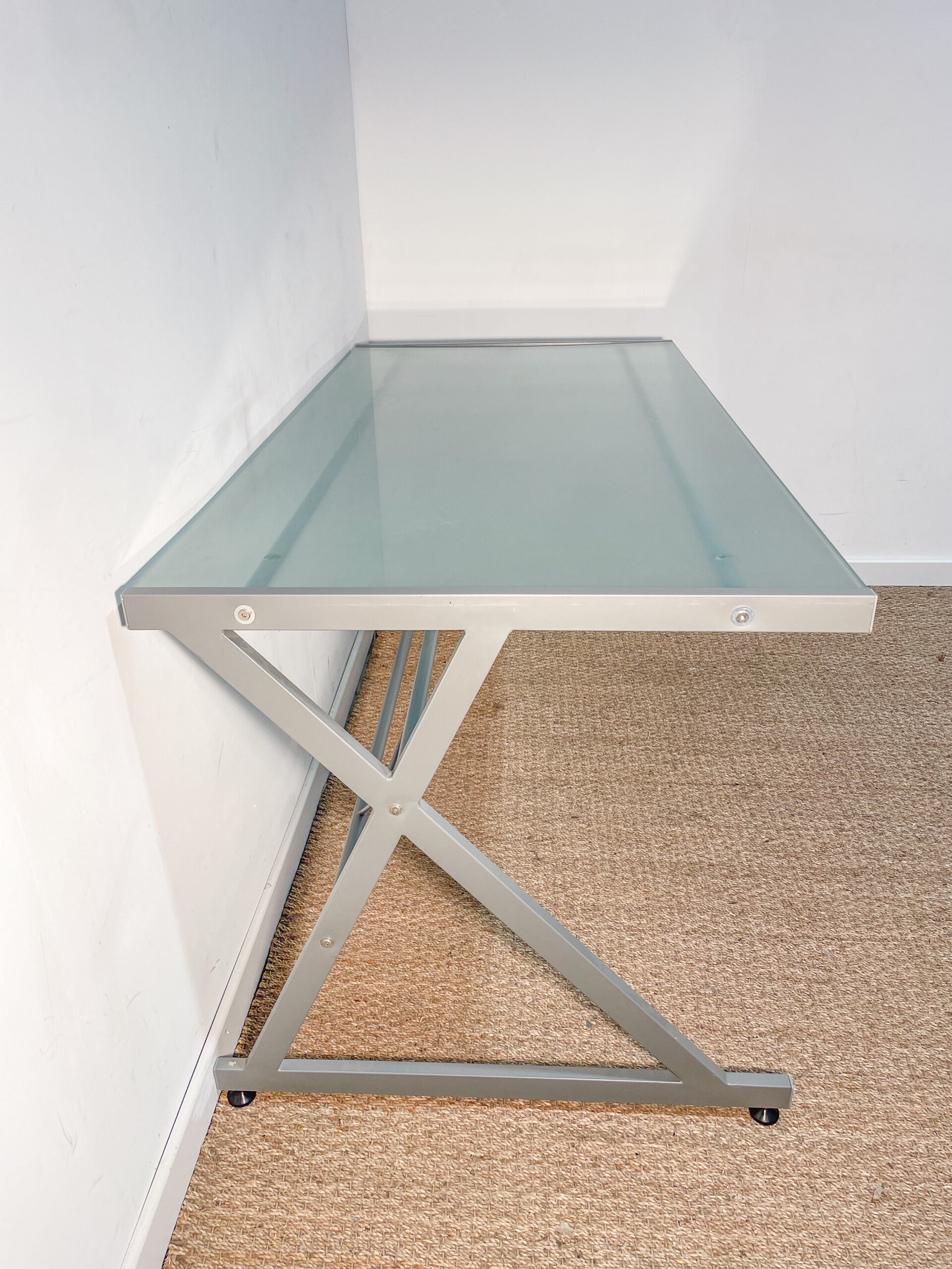 Grand bureau gris avec plateau en verre – Image 3