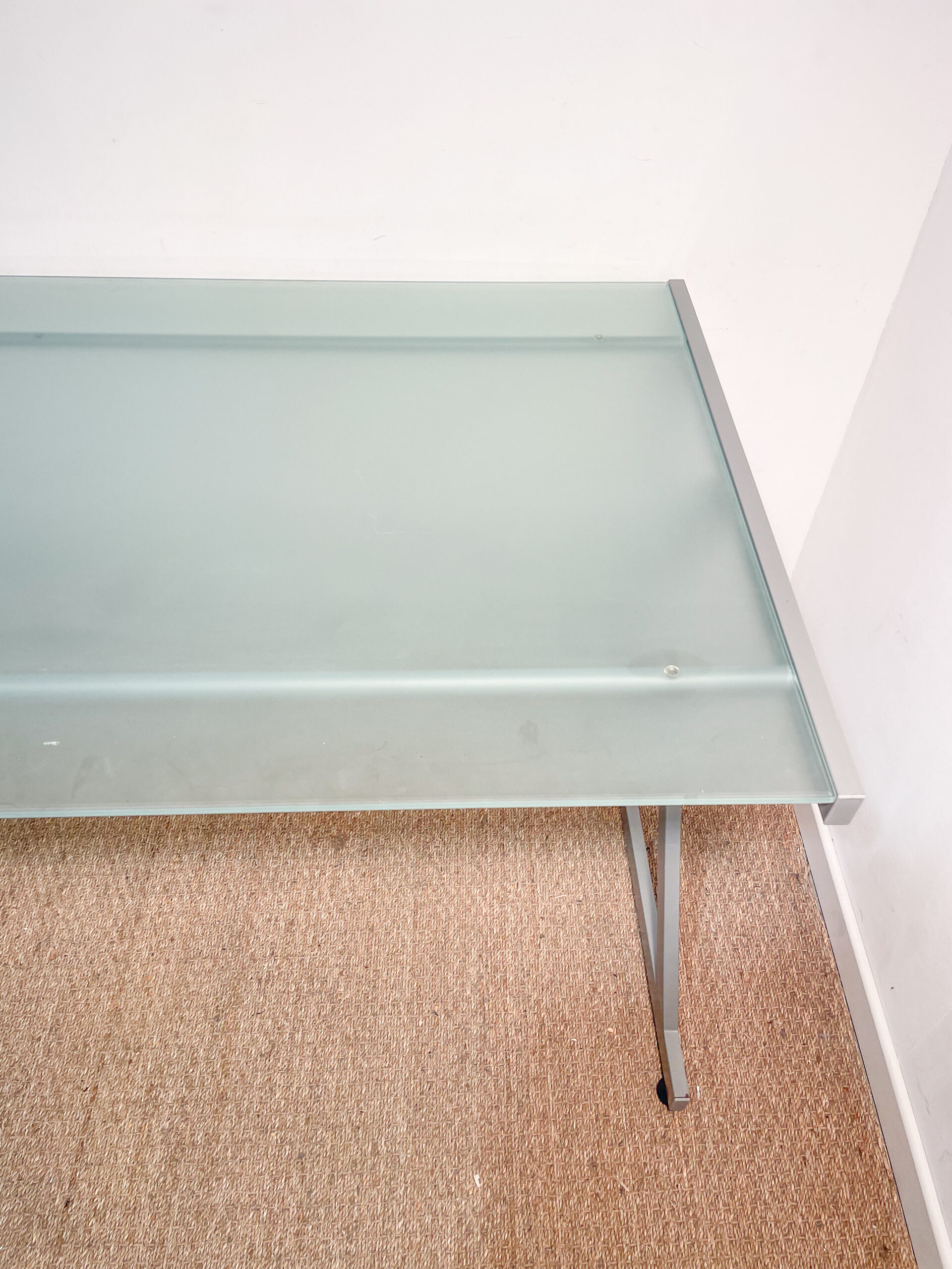 Grand bureau gris avec plateau en verre – Image 4