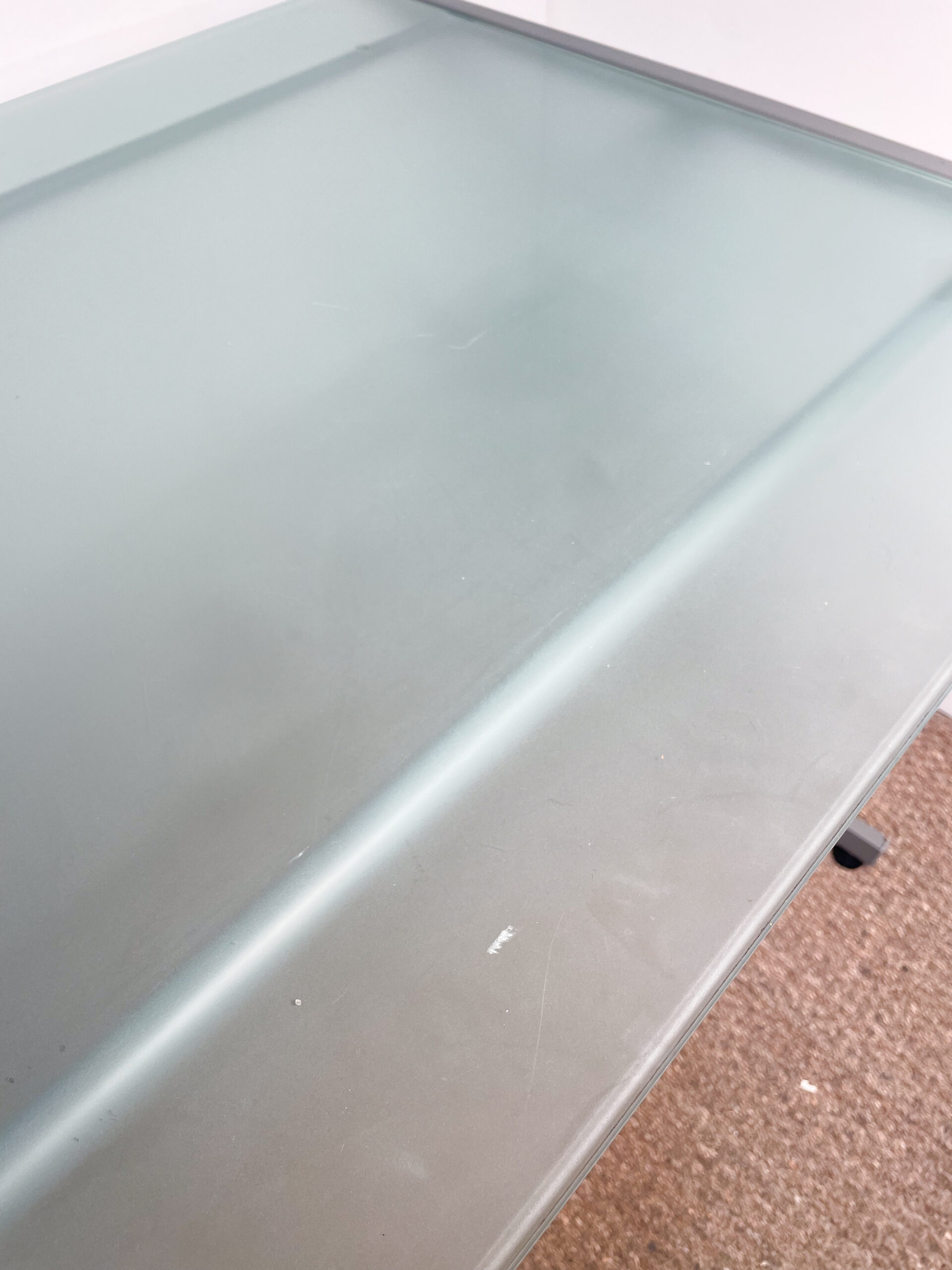 Grand bureau gris avec plateau en verre – Image 5