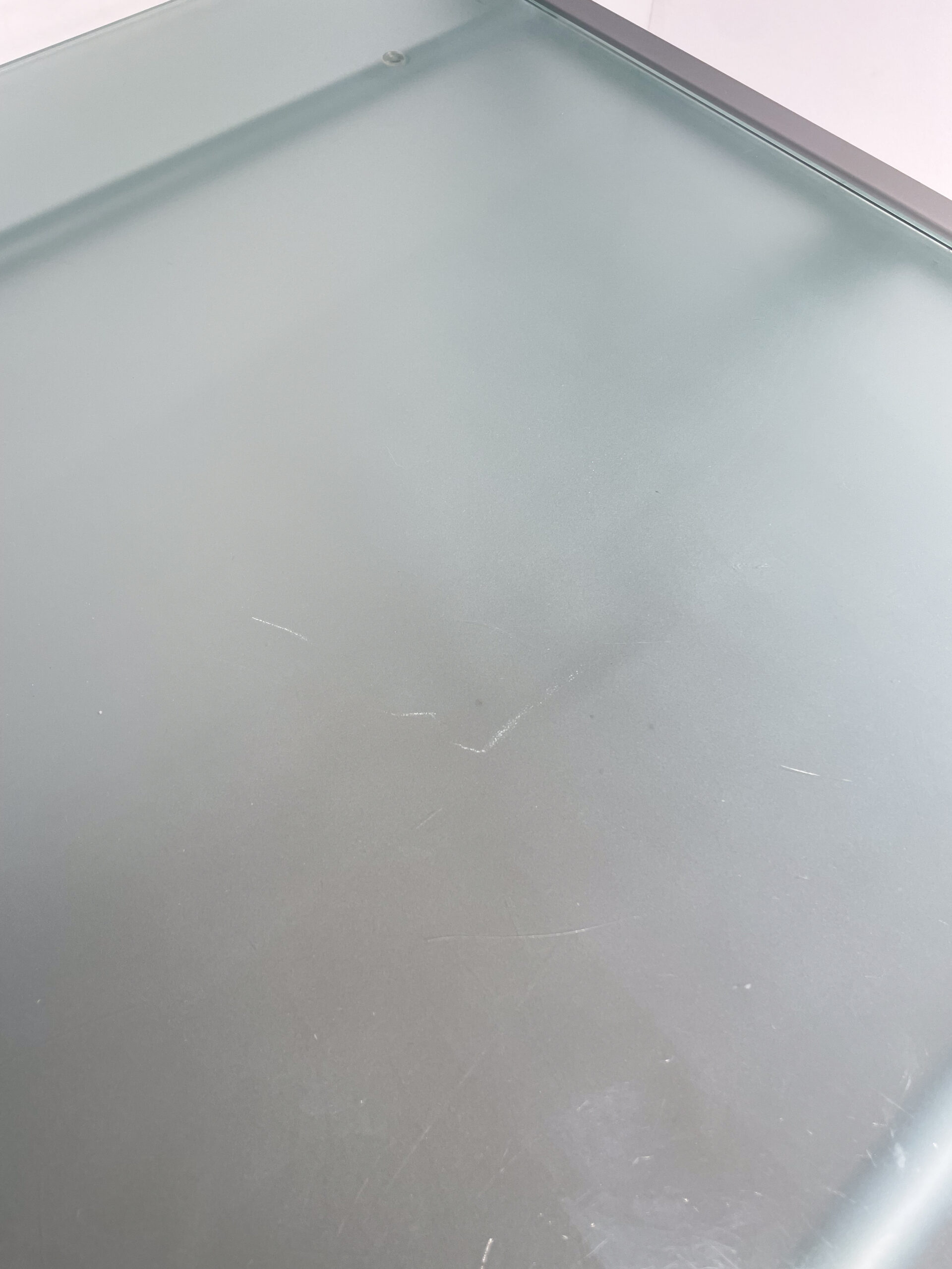 Grand bureau gris avec plateau en verre – Image 6