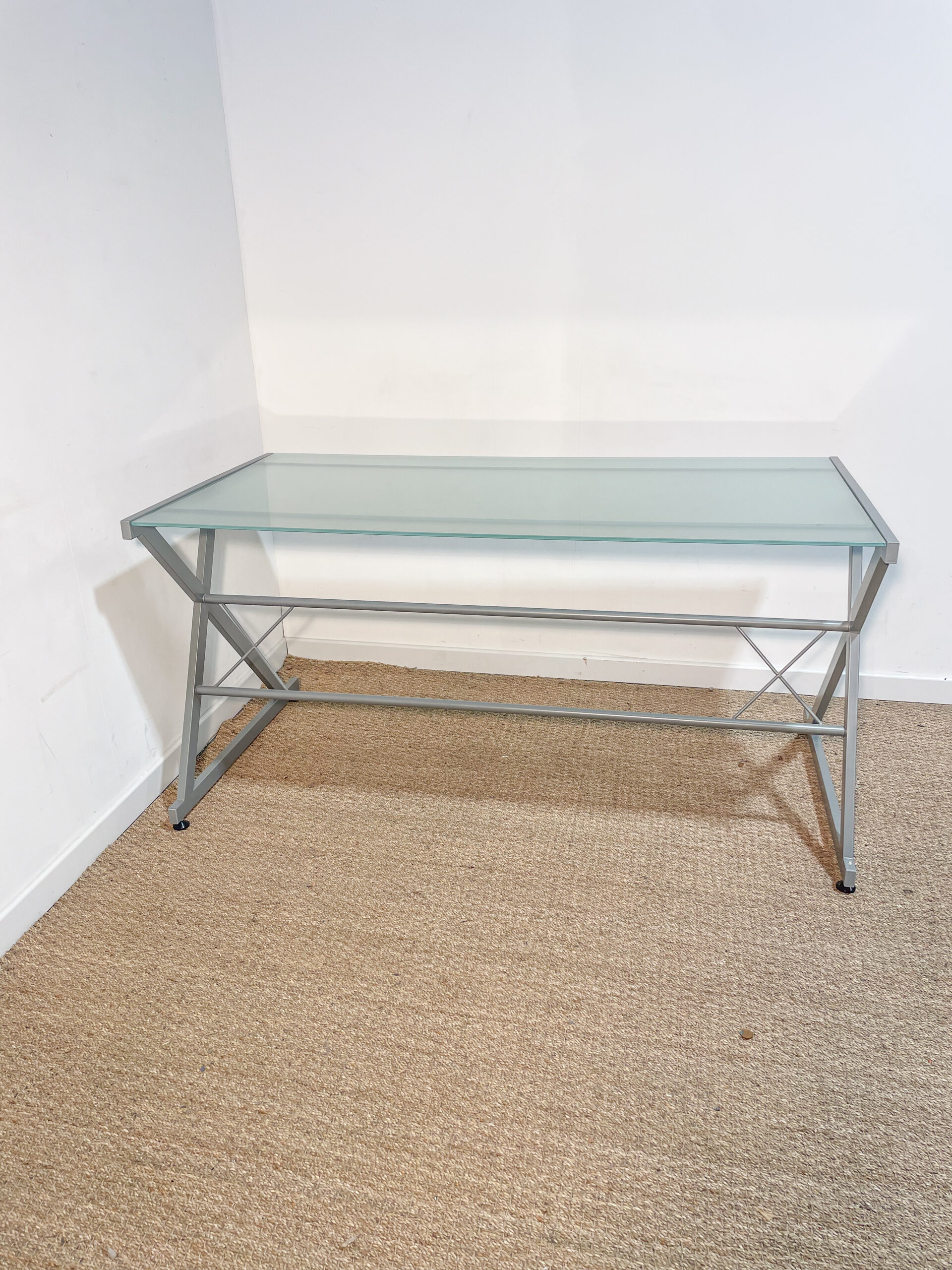Grand bureau gris avec plateau en verre – Image 7