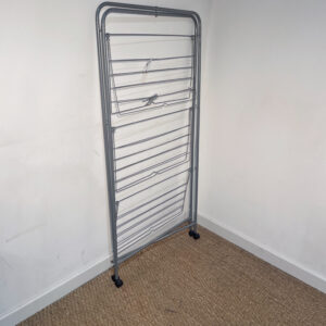 Etendoir métallique gris à roulettes