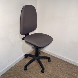 Chaise de bureau grise à roulettes