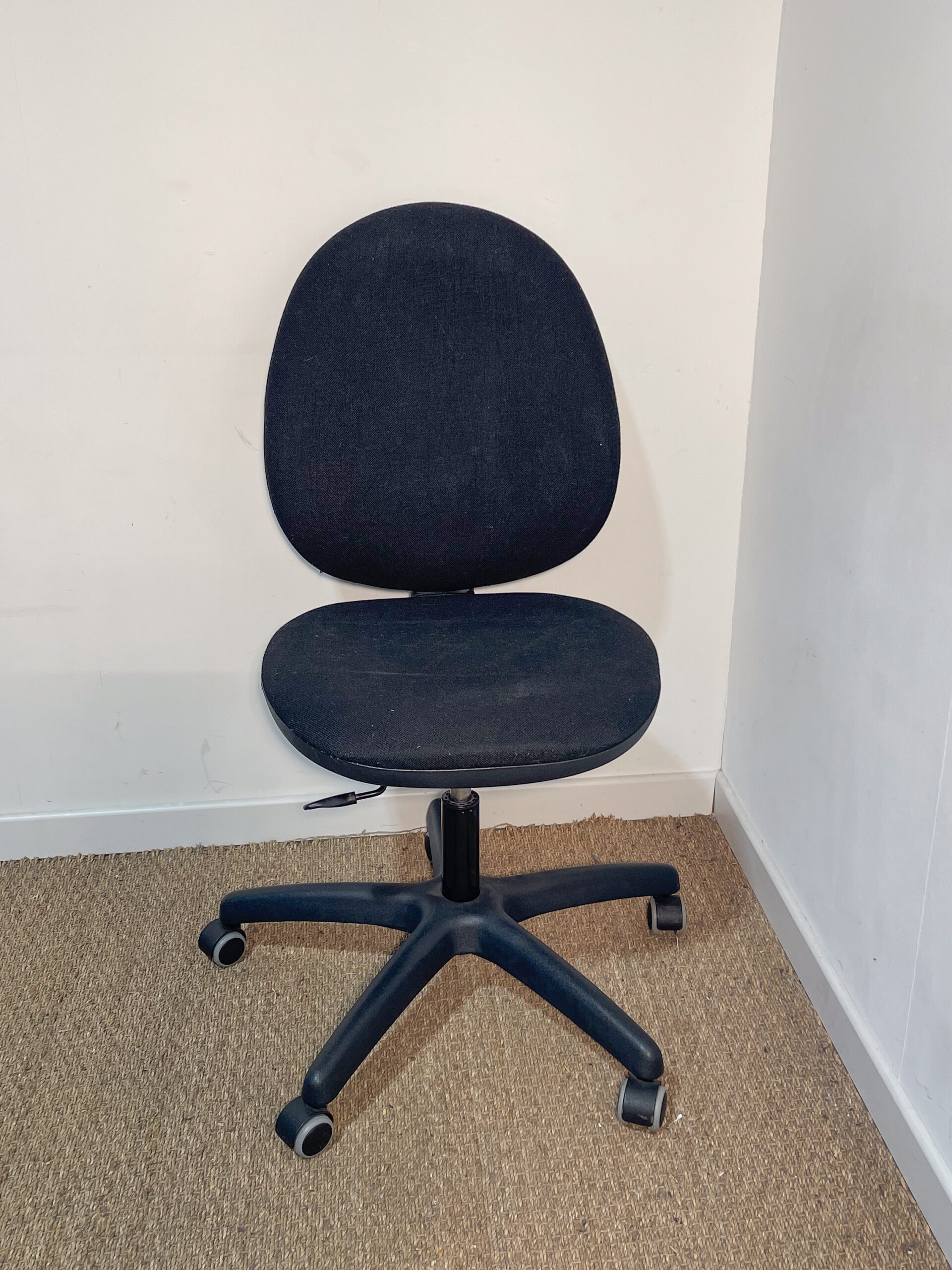 Chaise de bureau en tissu noir – Image 2