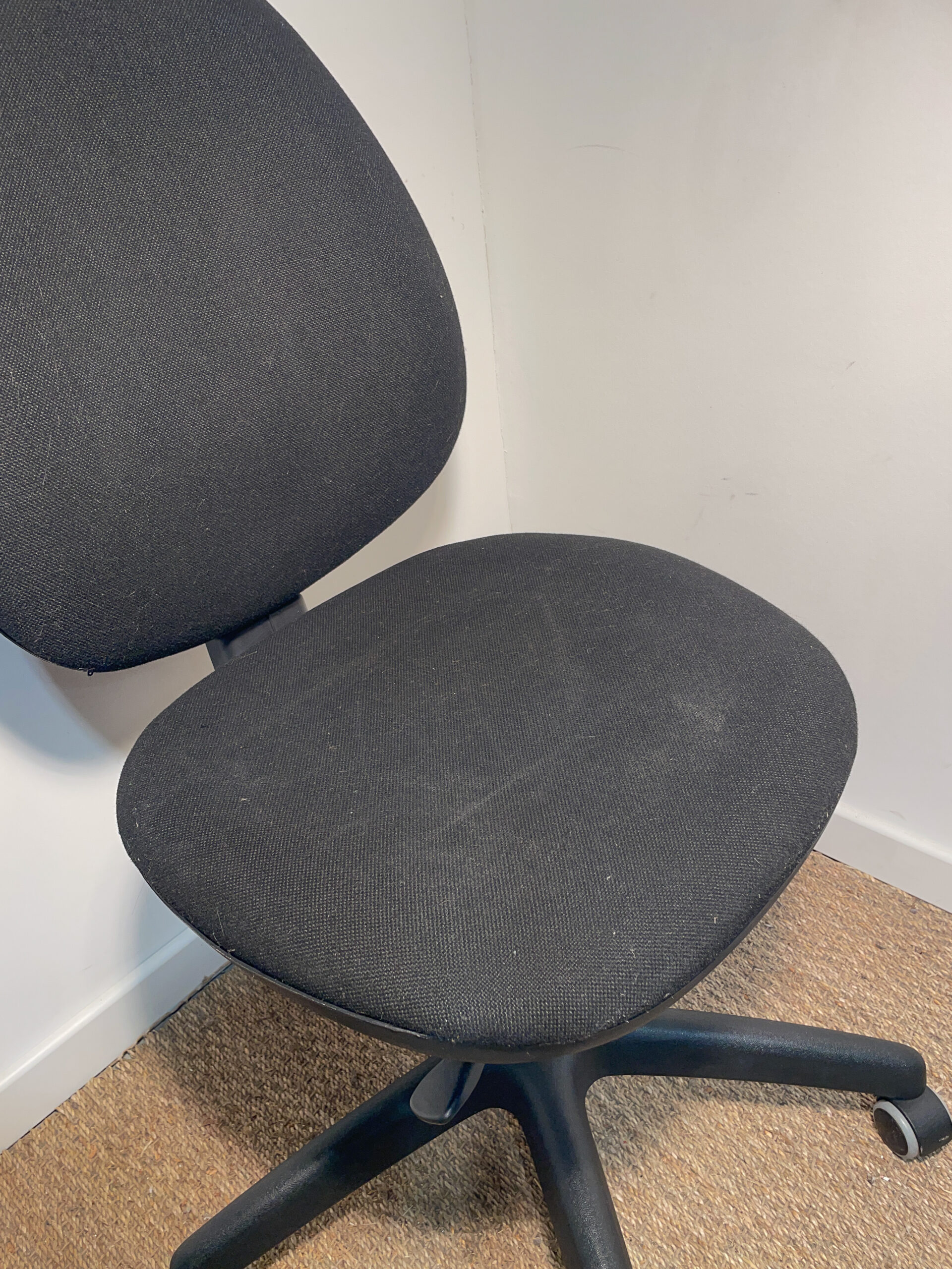 Chaise de bureau en tissu noir – Image 3