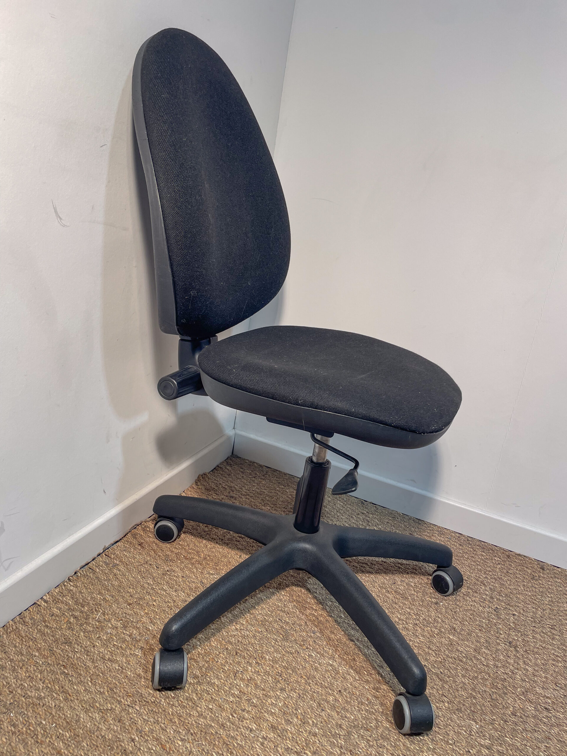 Chaise de bureau en tissu noir – Image 4