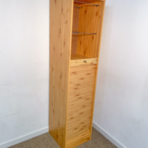 Tour en bois clair à rideau