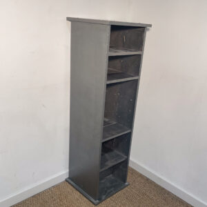 Petite tour de rangement peinte argenté