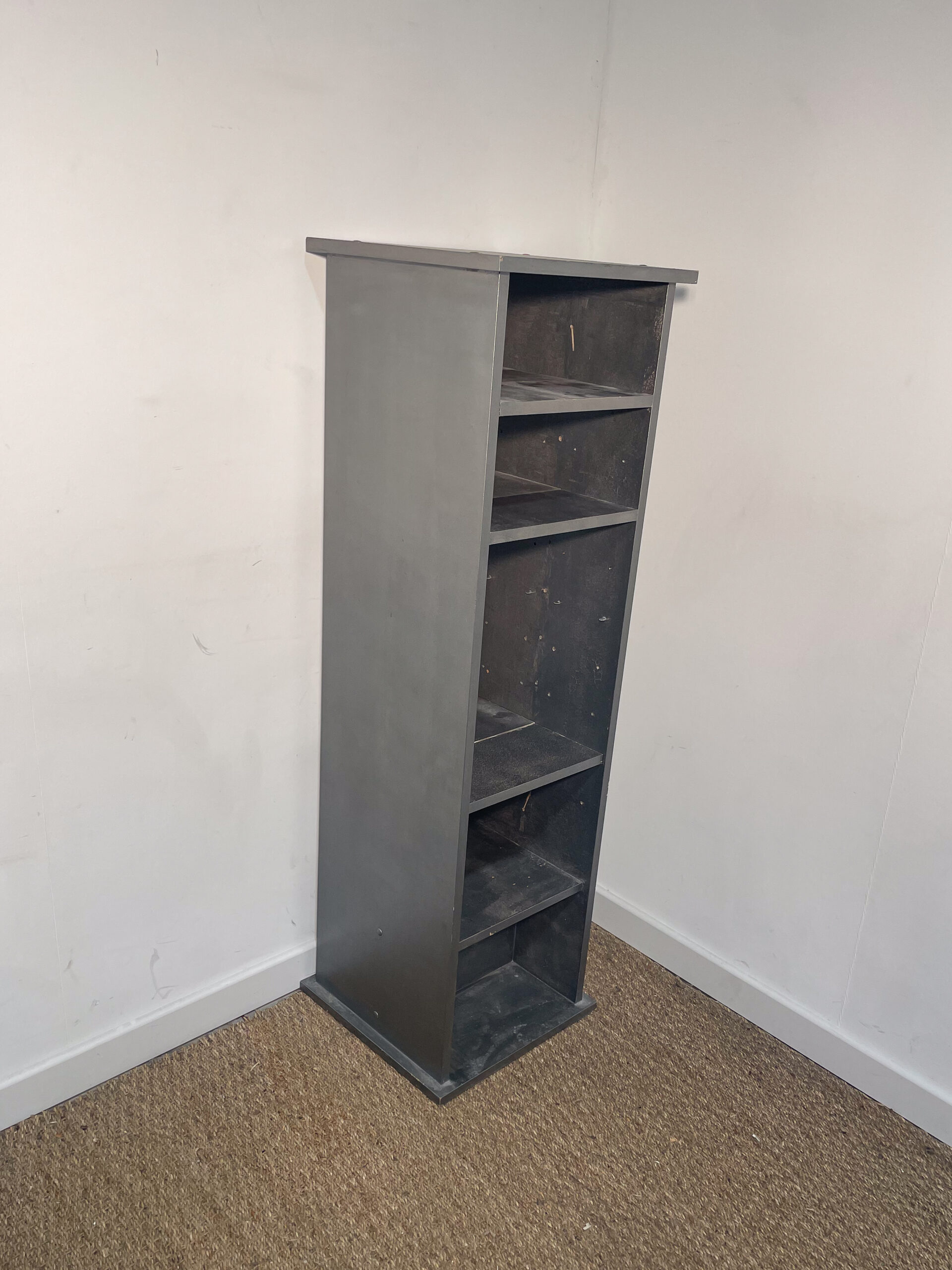 Petite tour de rangement peinte argenté