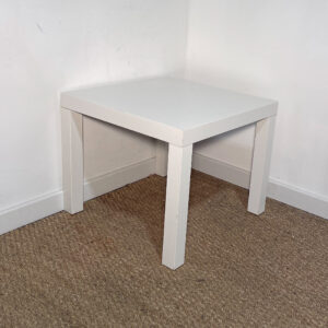 Petite table basse carrée blanche