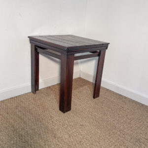 Petite table en bois foncé