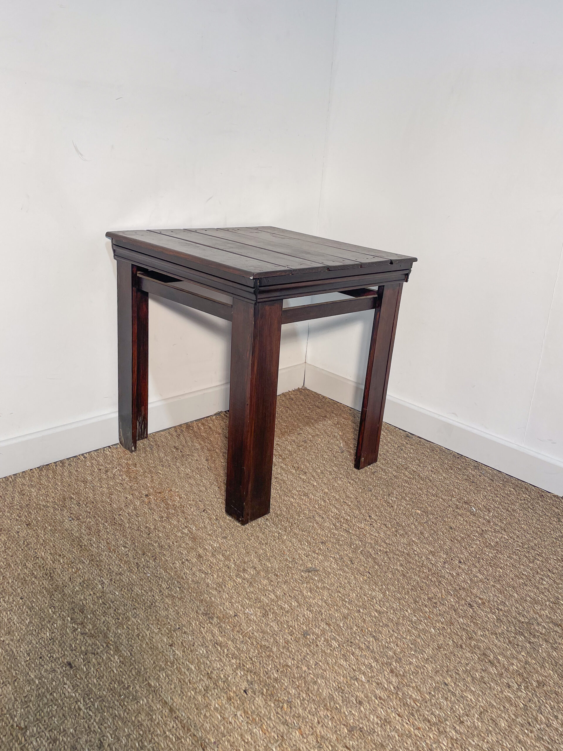 Petite table en bois foncé