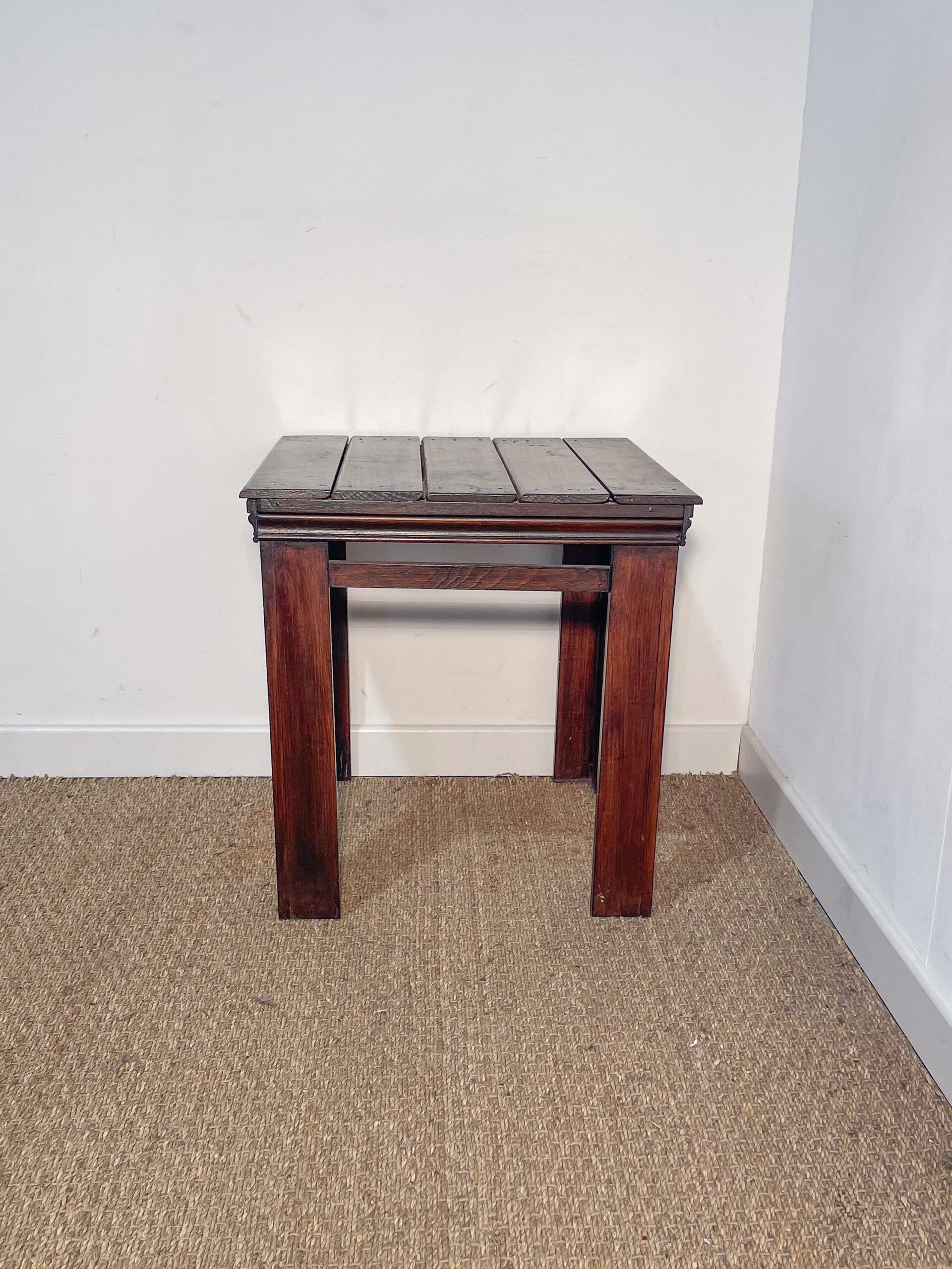 Petite table en bois foncé – Image 2