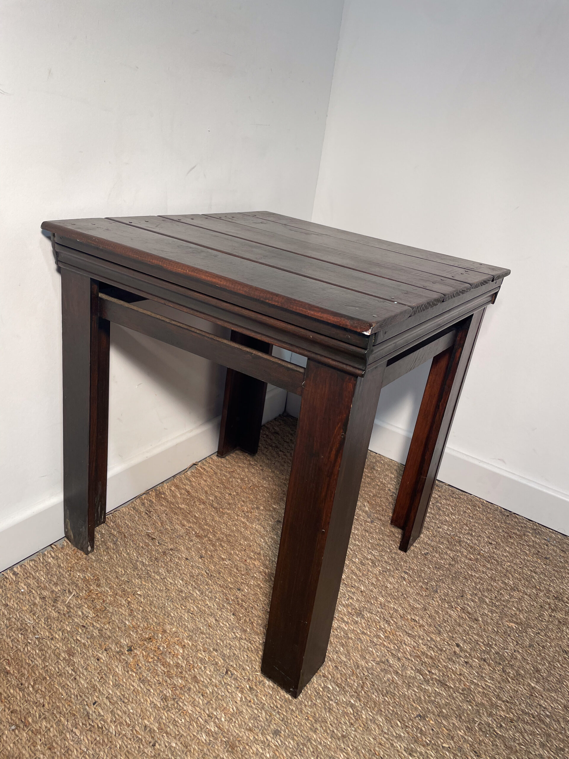 Petite table en bois foncé – Image 3