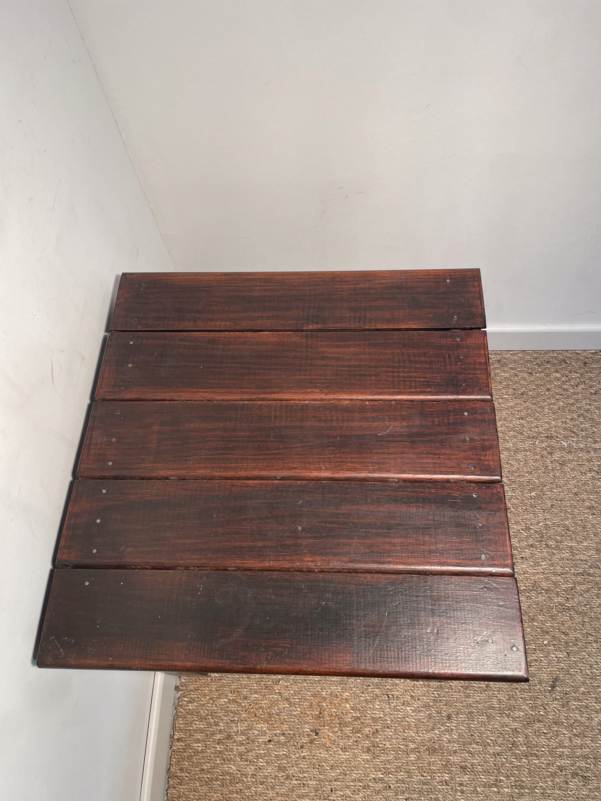 Petite table en bois foncé – Image 4