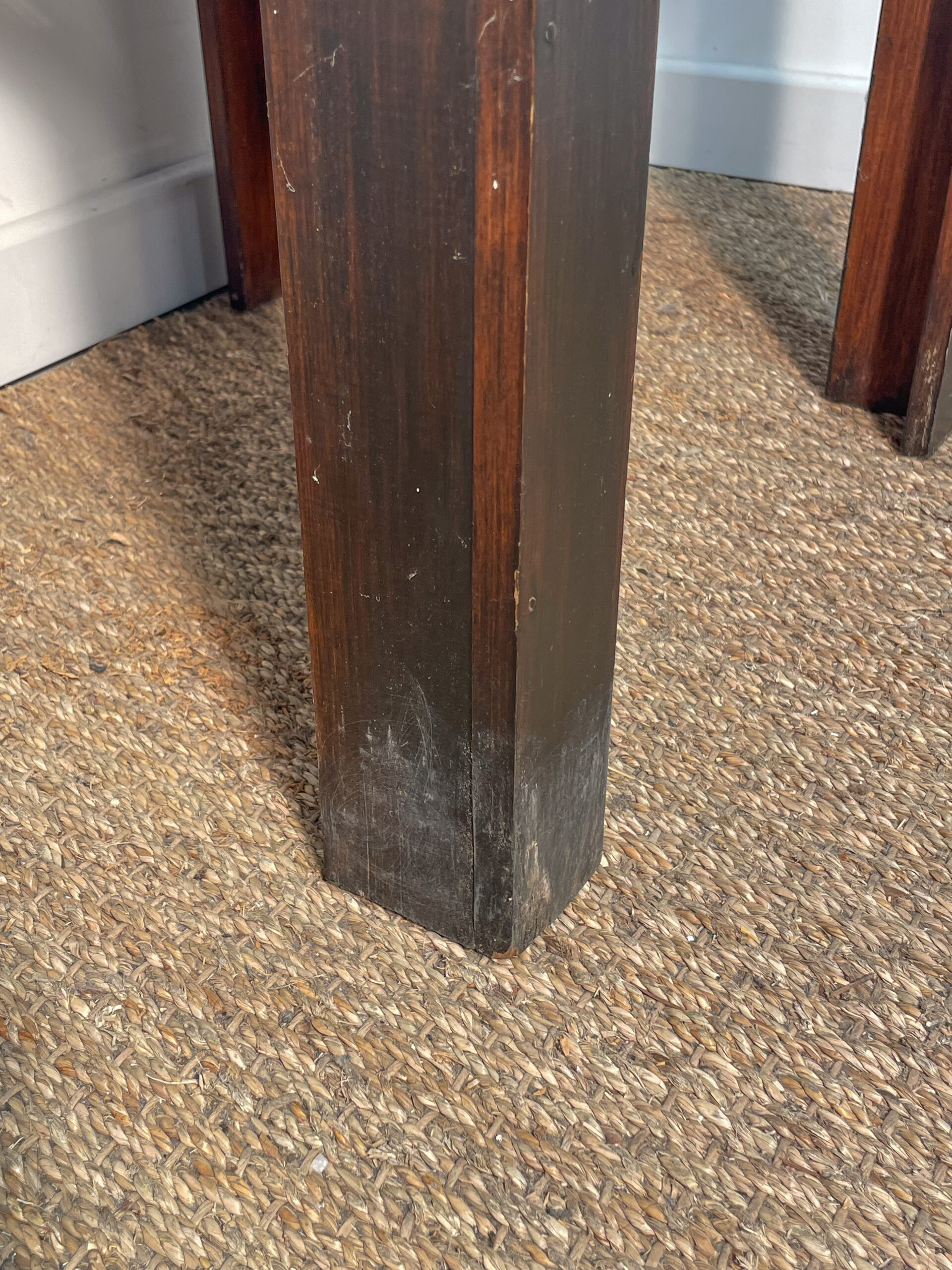 Petite table en bois foncé – Image 5