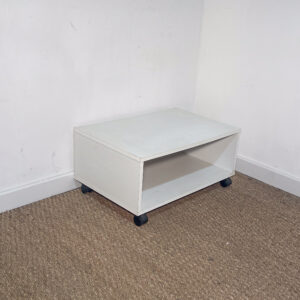 Table de chevet blanche à roulettes