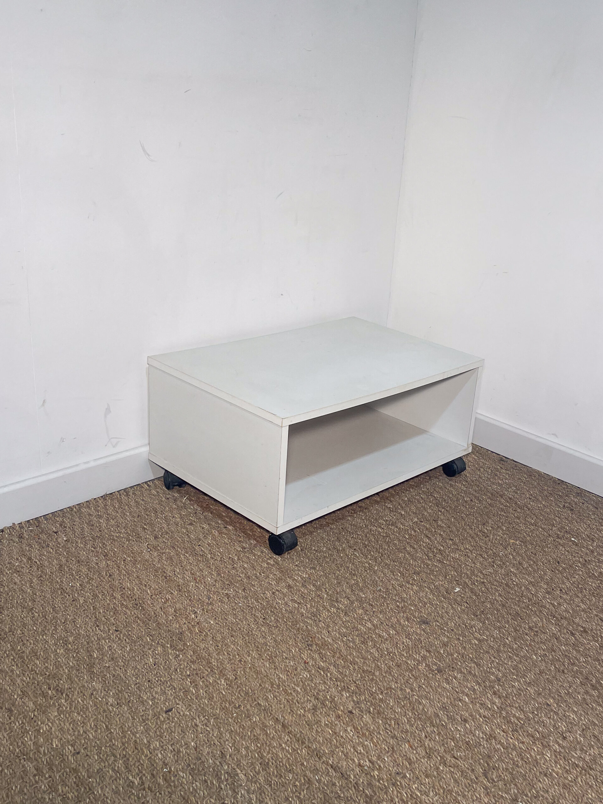 Table de chevet blanche à roulettes