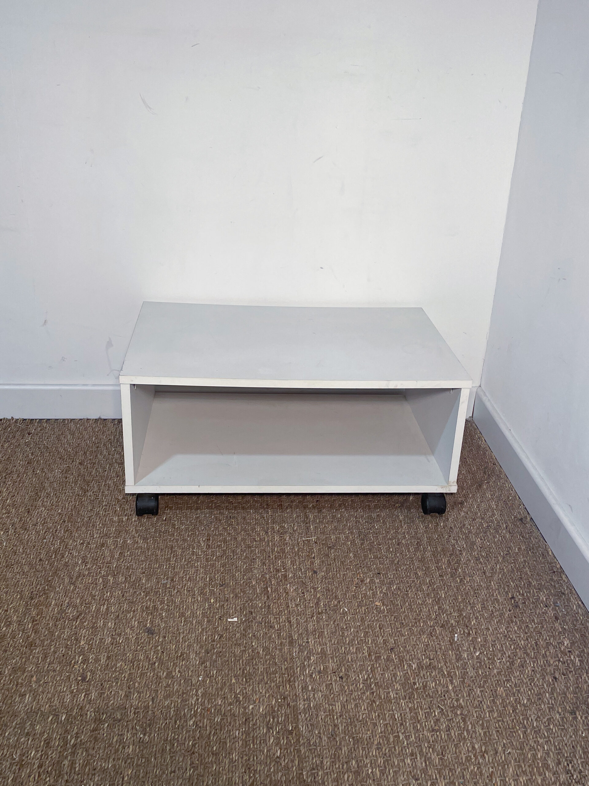 Table de chevet blanche à roulettes – Image 2