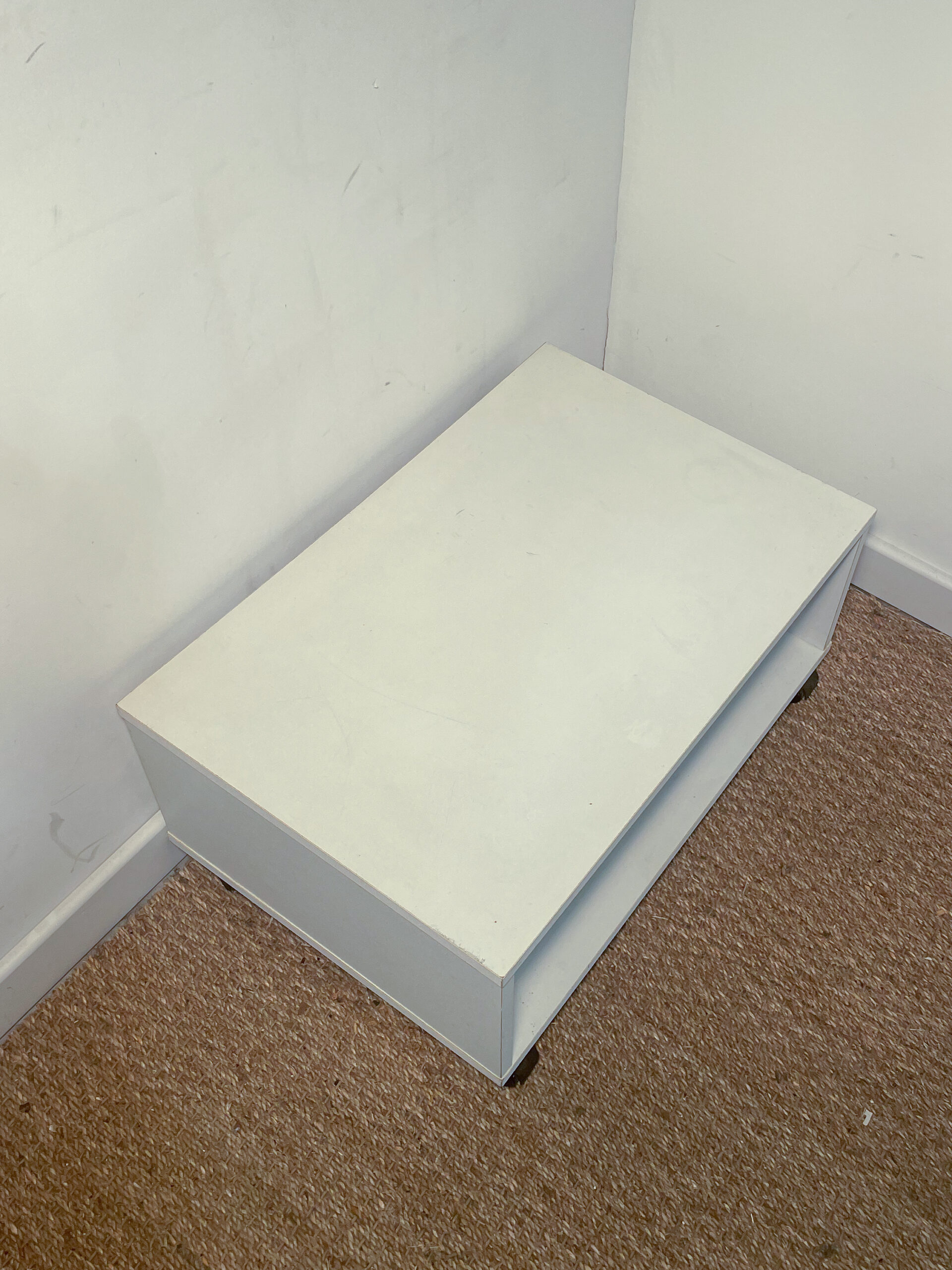 Table de chevet blanche à roulettes – Image 3