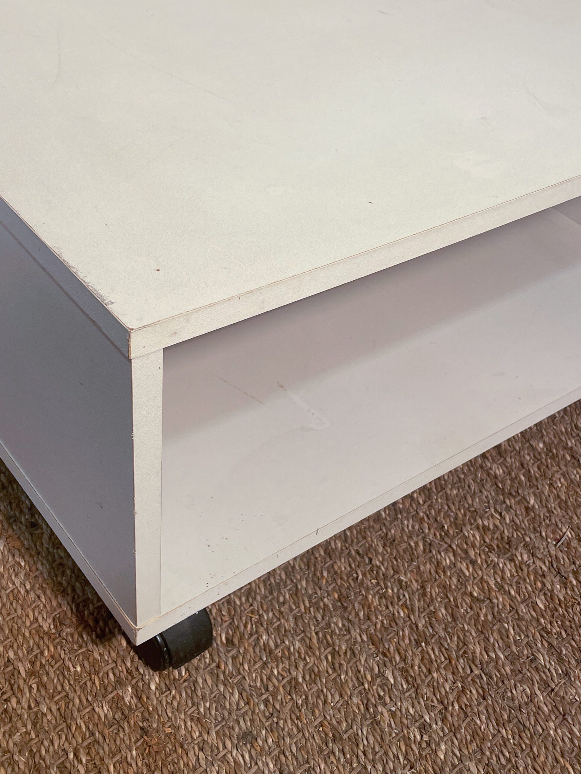 Table de chevet blanche à roulettes – Image 5