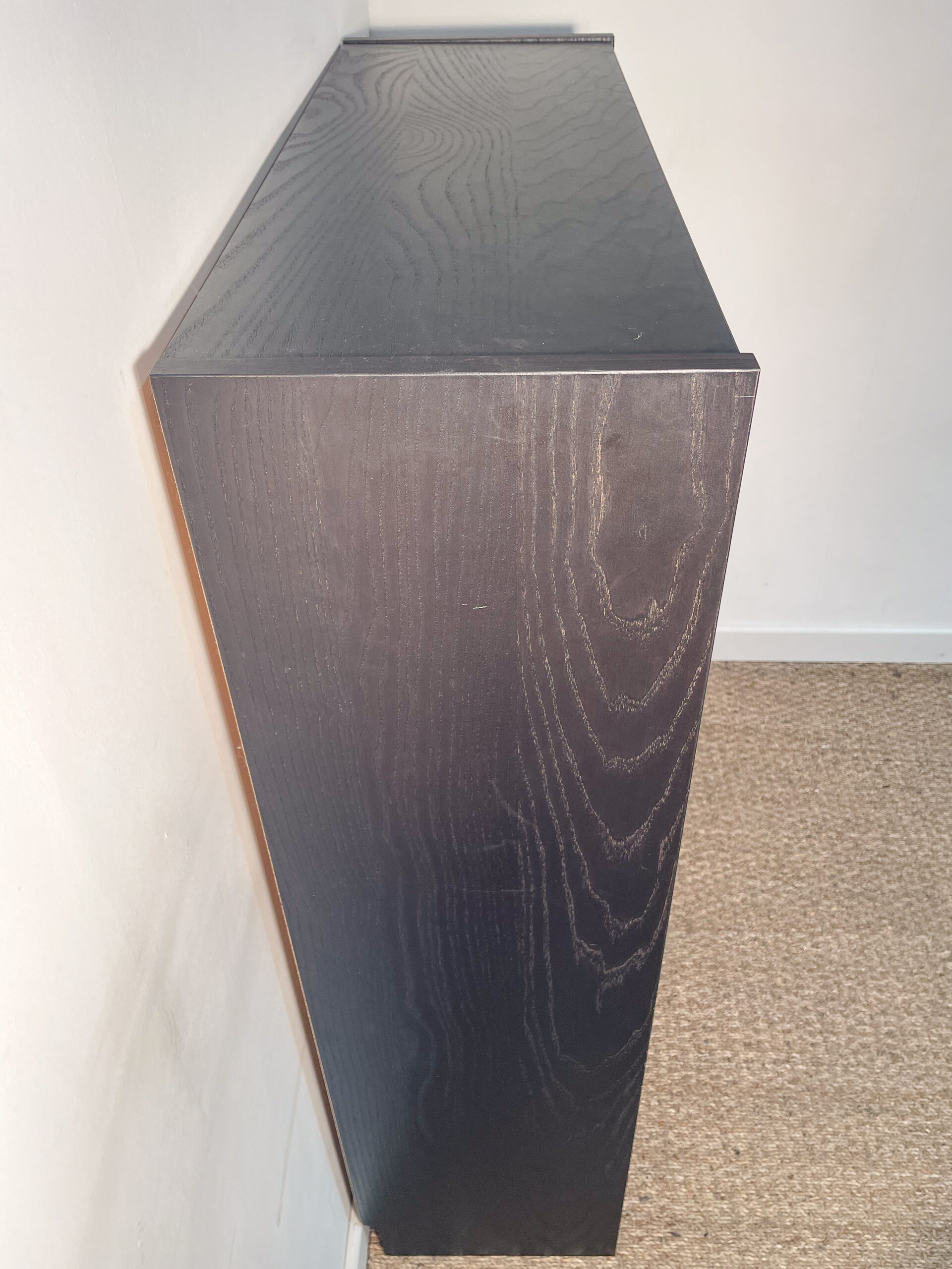 Bibliothèque basse en bois noir – Image 4